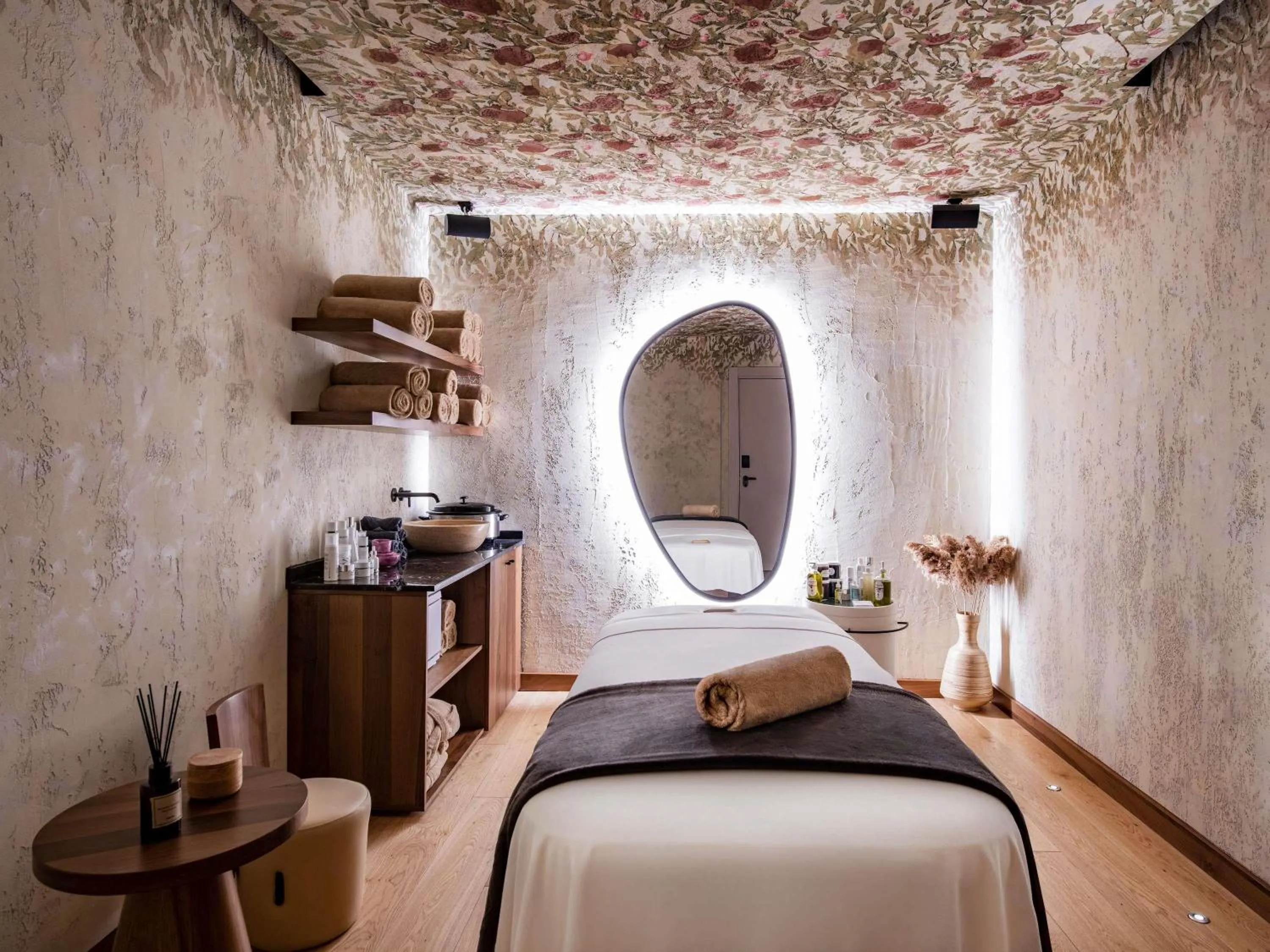 Spa and wellness centre/facilities, Bed in Swissôtel Tbilisi