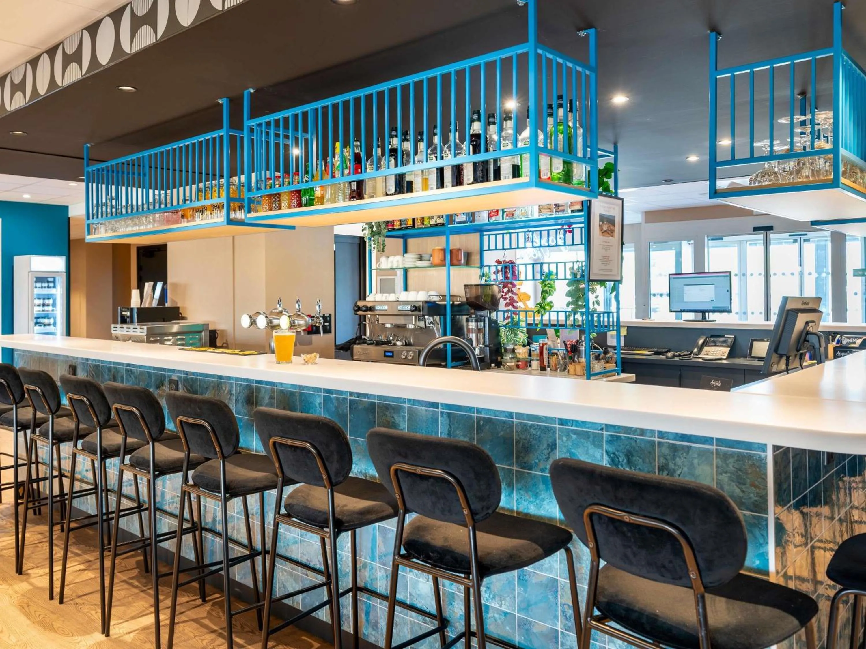 Lounge or bar in Ibis Styles Miramas
