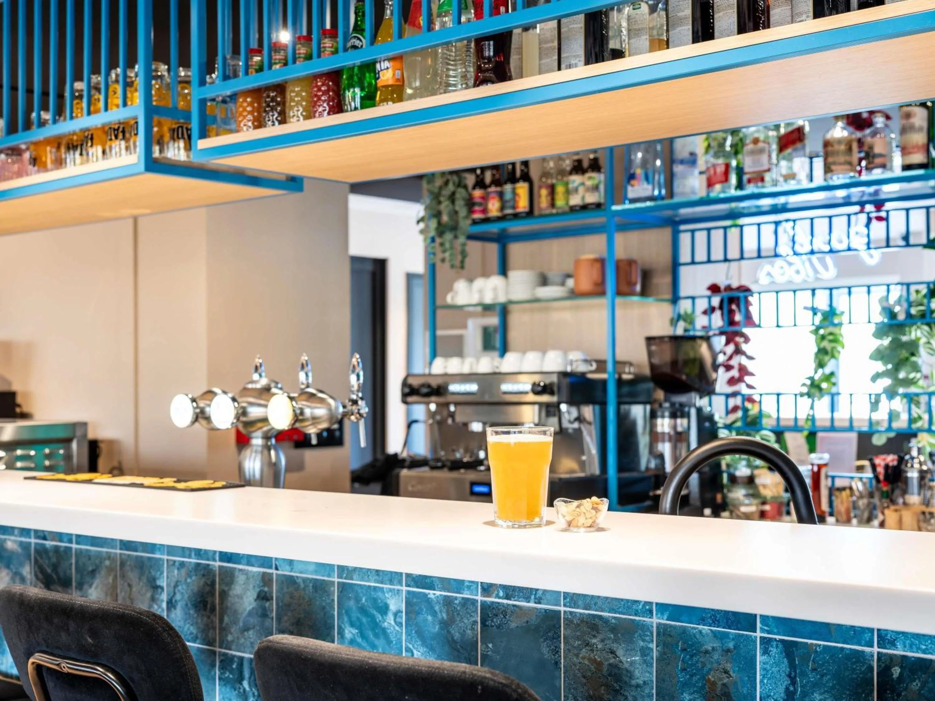 Lounge or bar in Ibis Styles Miramas