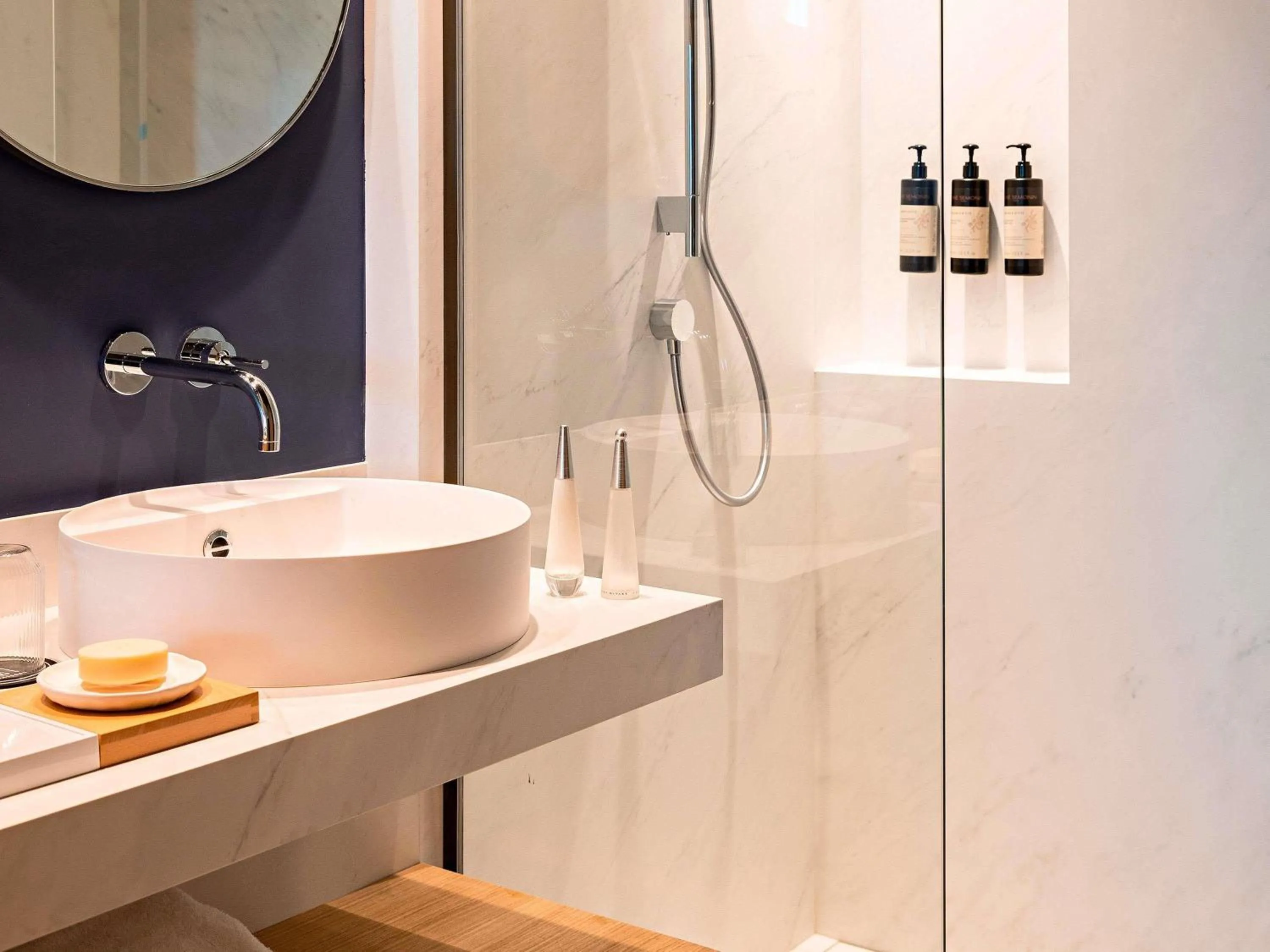 Bedroom in Domaine de la Reine Margot Paris-Issy - MGallery Collection