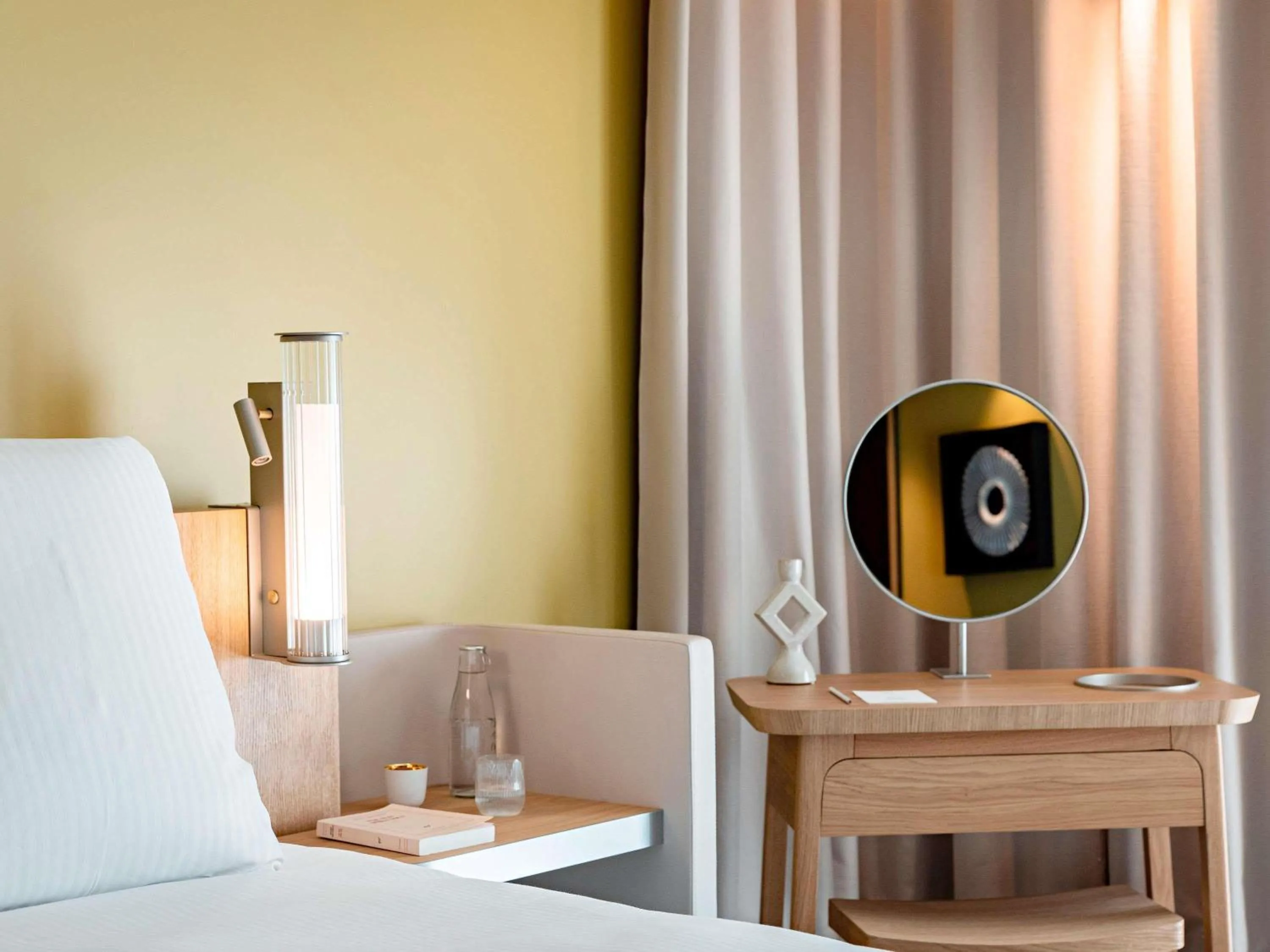 Bedroom, Bed in Domaine de la Reine Margot Paris-Issy - MGallery Collection