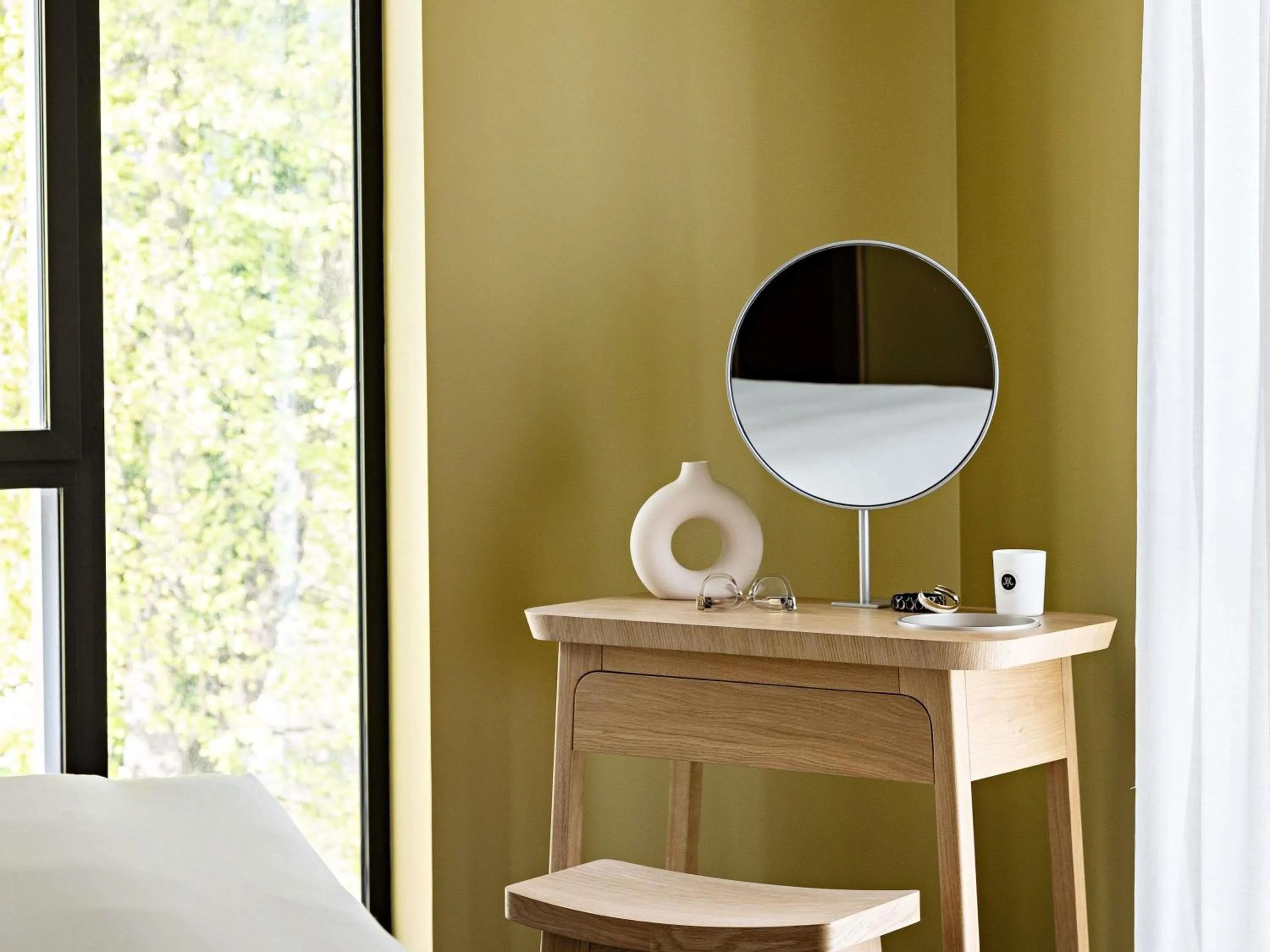 Bedroom, Bed in Domaine de la Reine Margot Paris-Issy - MGallery Collection