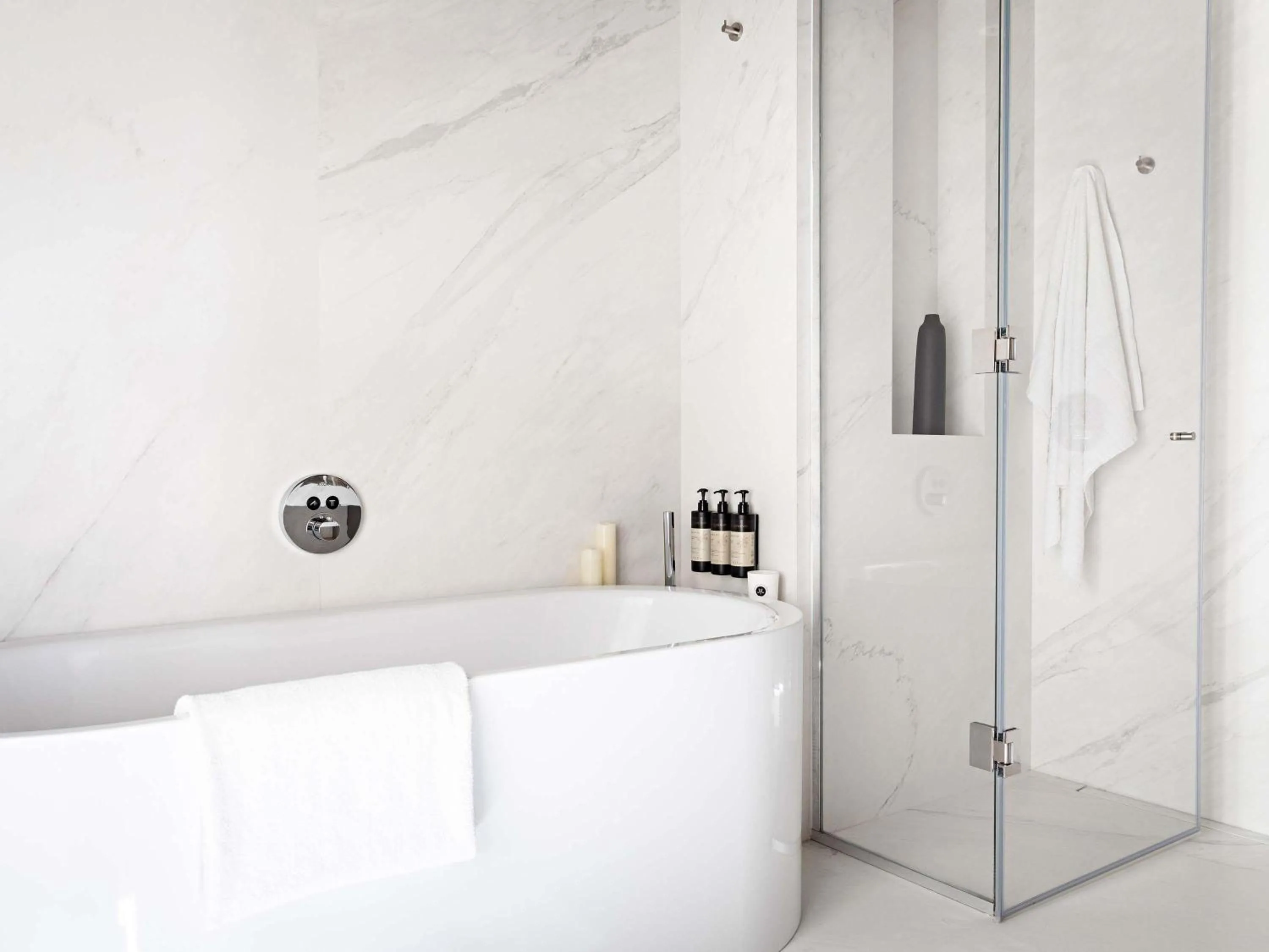 Bedroom in Domaine de la Reine Margot Paris-Issy - MGallery Collection