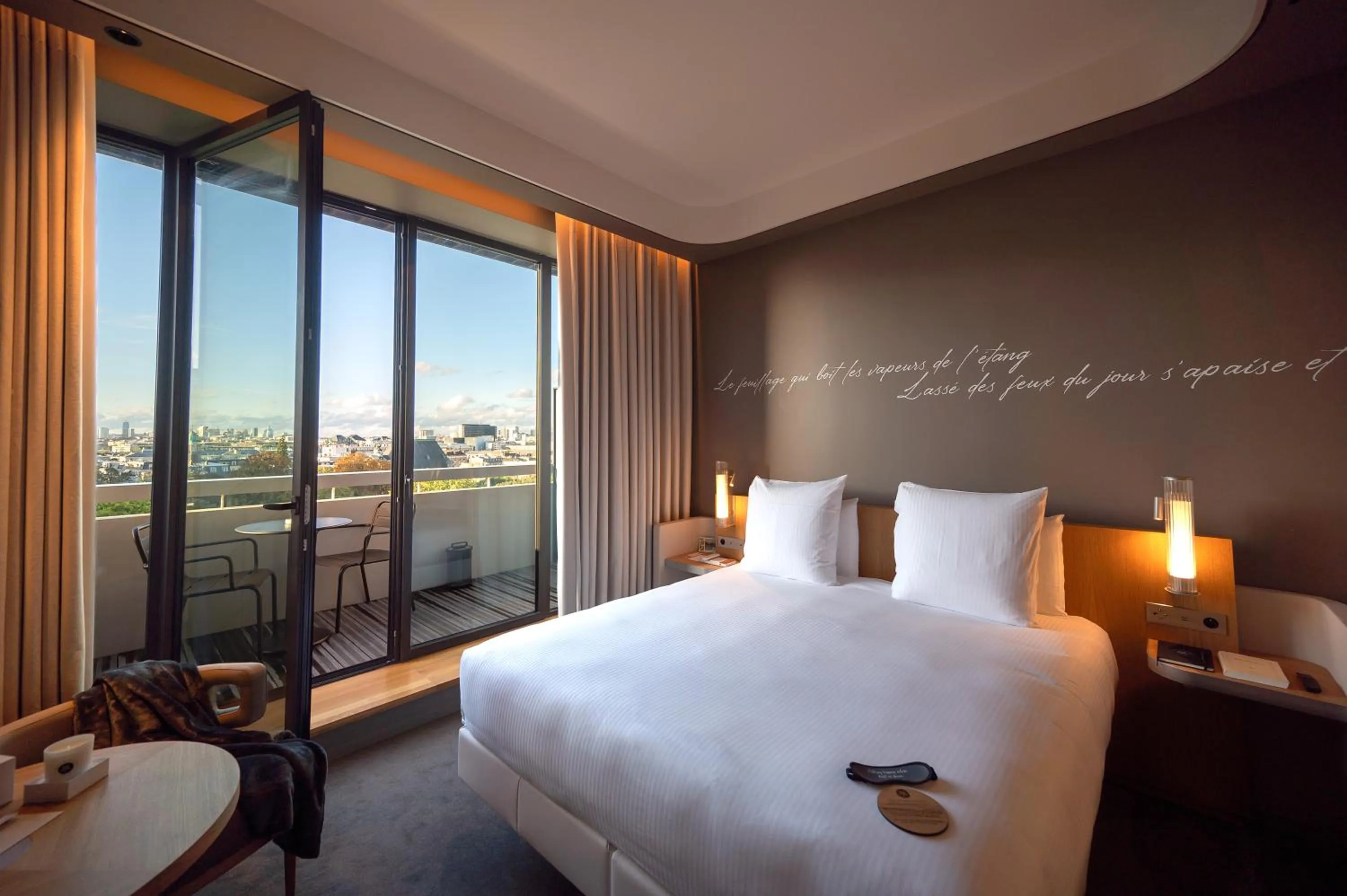 View (from property/room), Bed in Domaine de la Reine Margot Paris-Issy - MGallery Collection