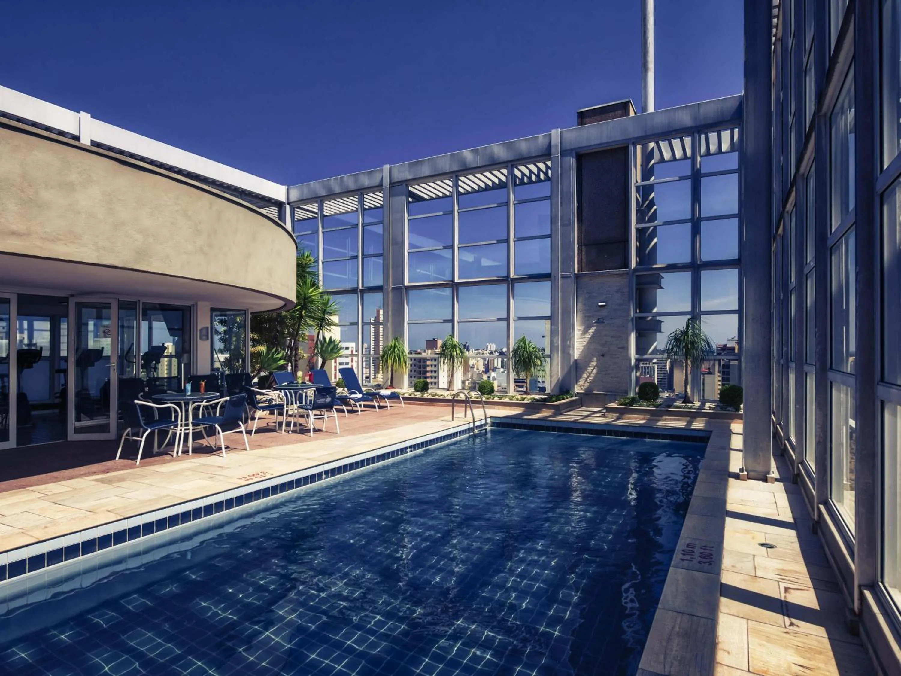 Pool view in Mercure Campinas