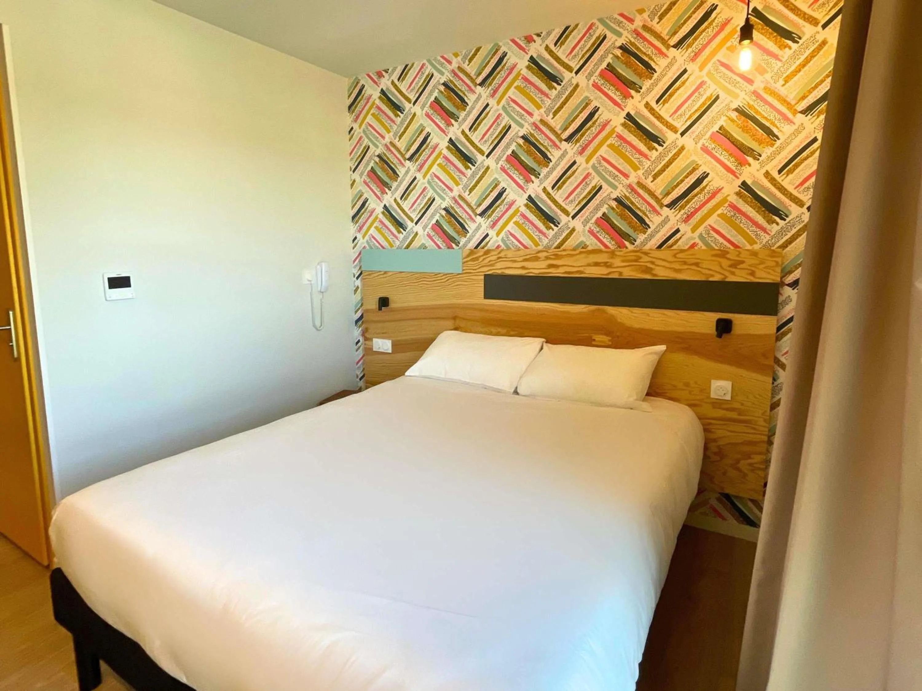 Bedroom, Bed in greet hotel Castets Coeur des Landes
