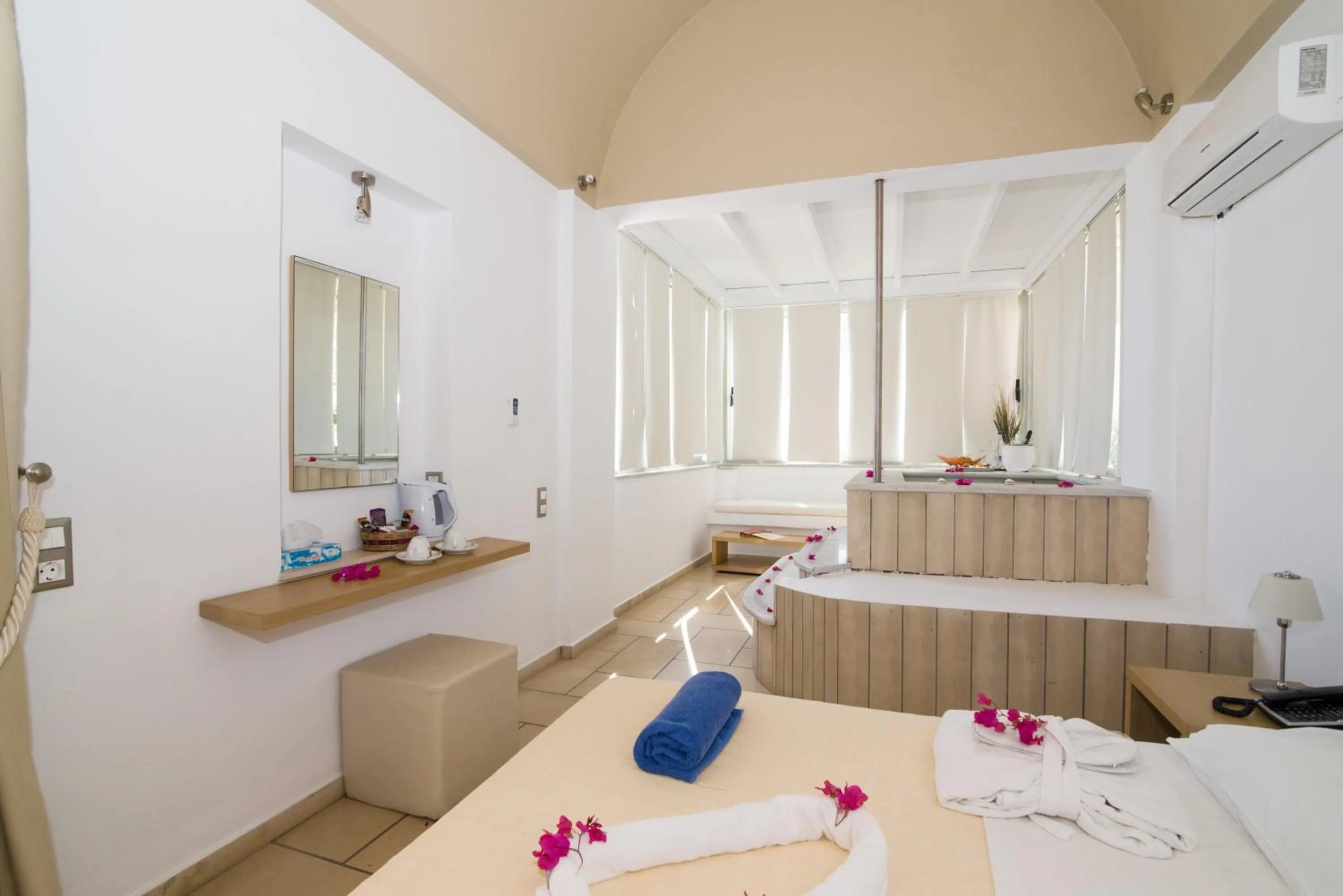 Photo of the whole room in Antinea Suites Hotel & Spa