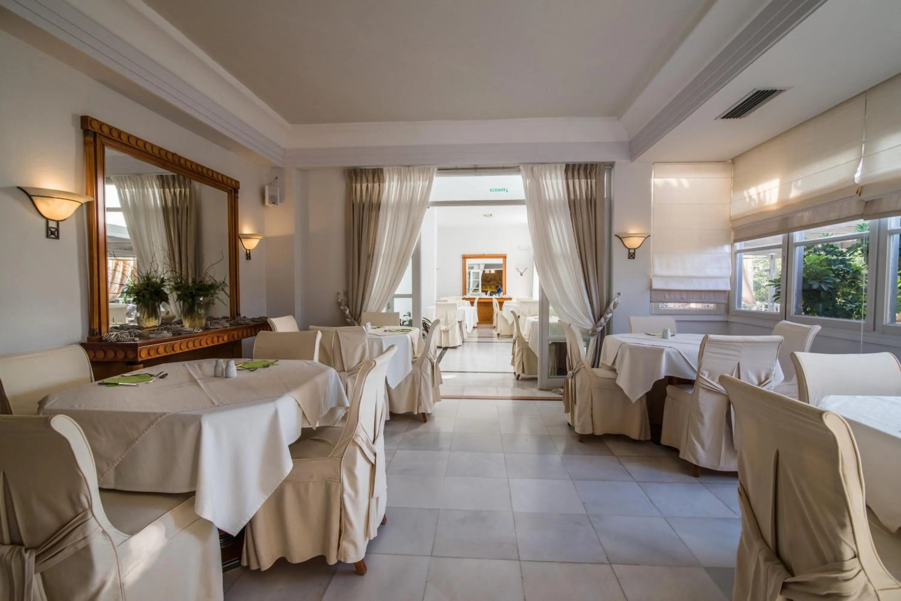 Restaurant/places to eat in Antinea Suites Hotel & Spa