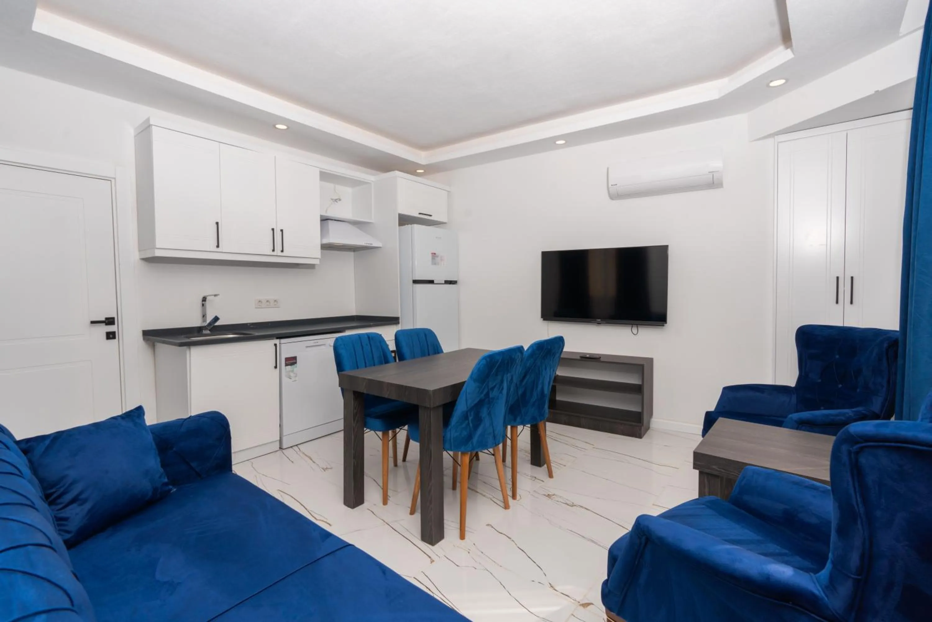 Communal lounge/ TV room in TAYLA SUİT