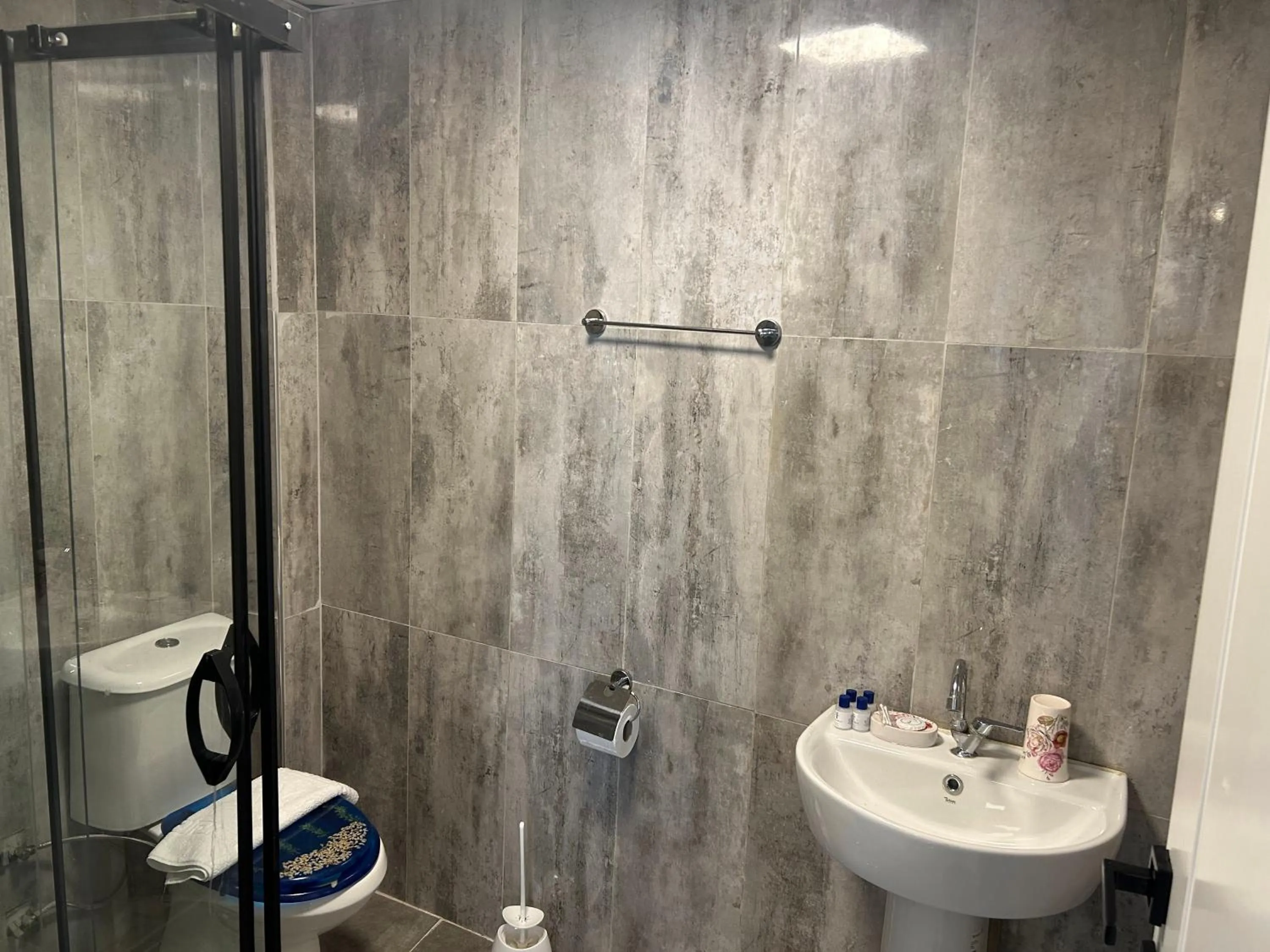 Shower in TAYLA SUİT