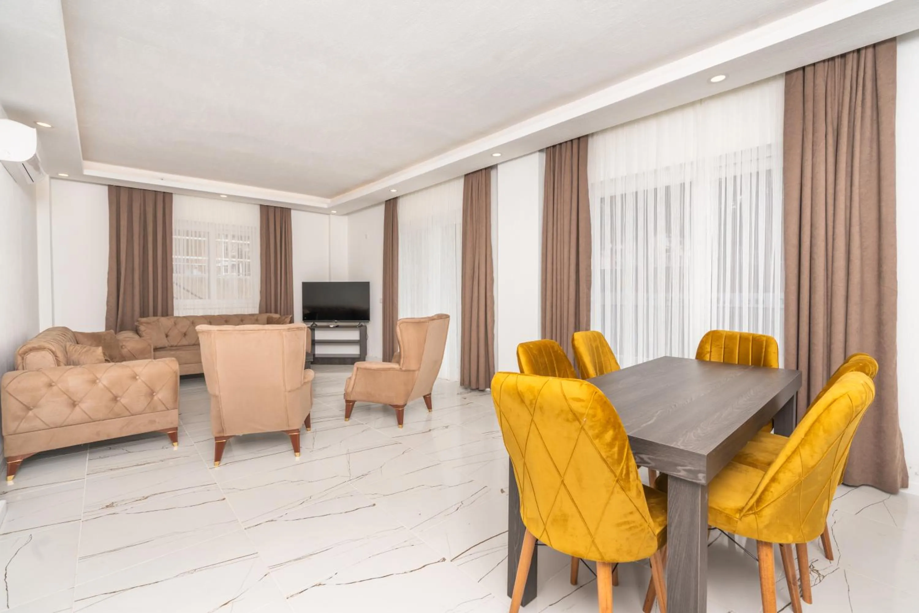 Communal lounge/ TV room in TAYLA SUİT