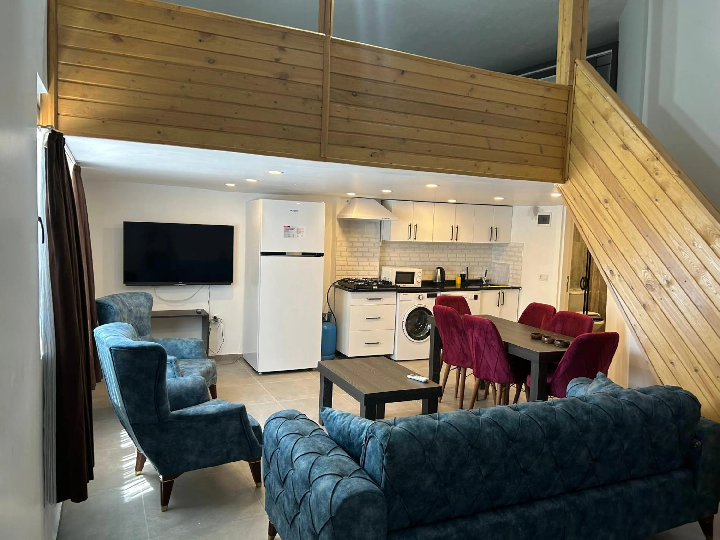 Communal lounge/ TV room in TAYLA SUİT