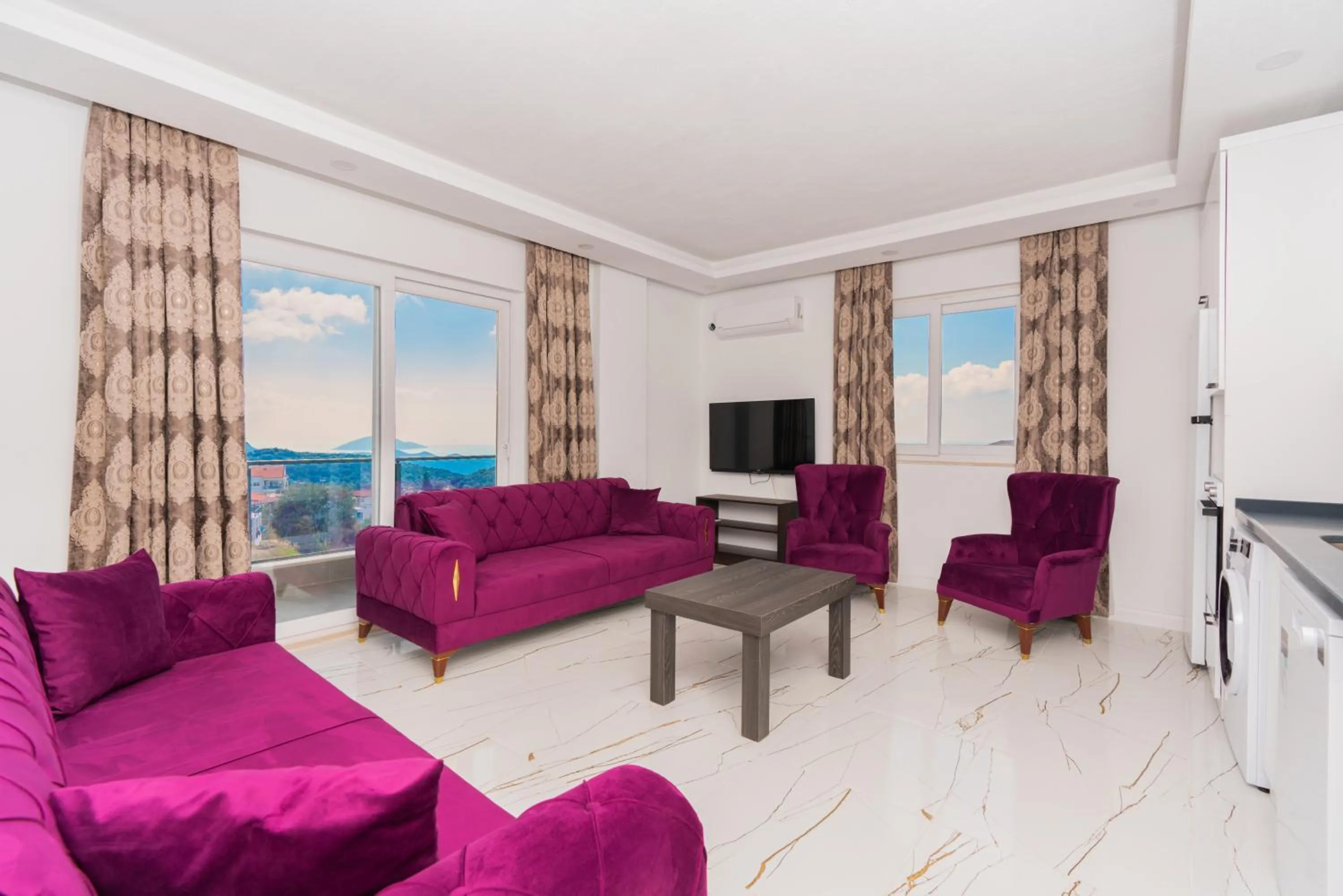 Communal lounge/ TV room in TAYLA SUİT