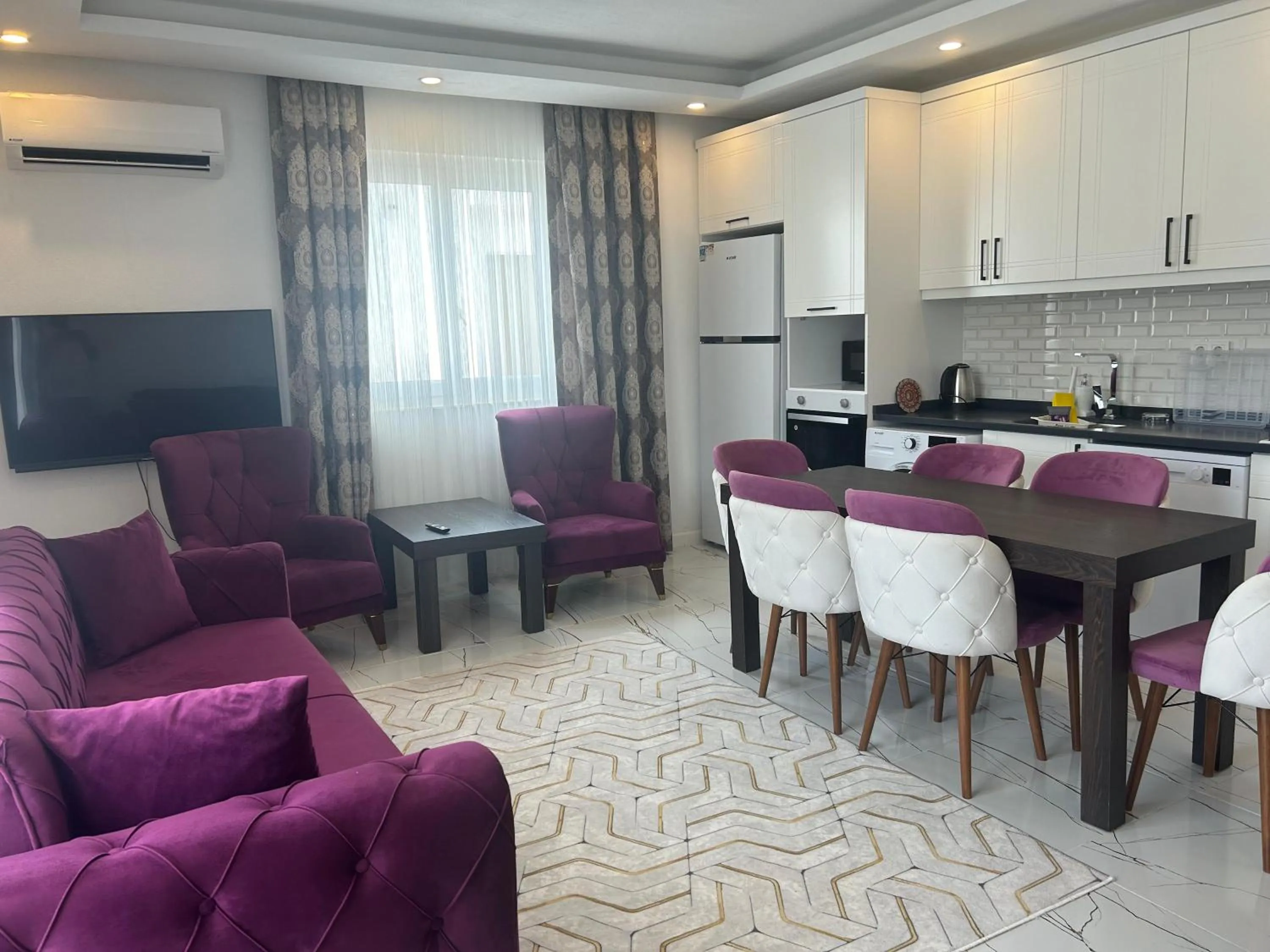 Communal lounge/ TV room in TAYLA SUİT