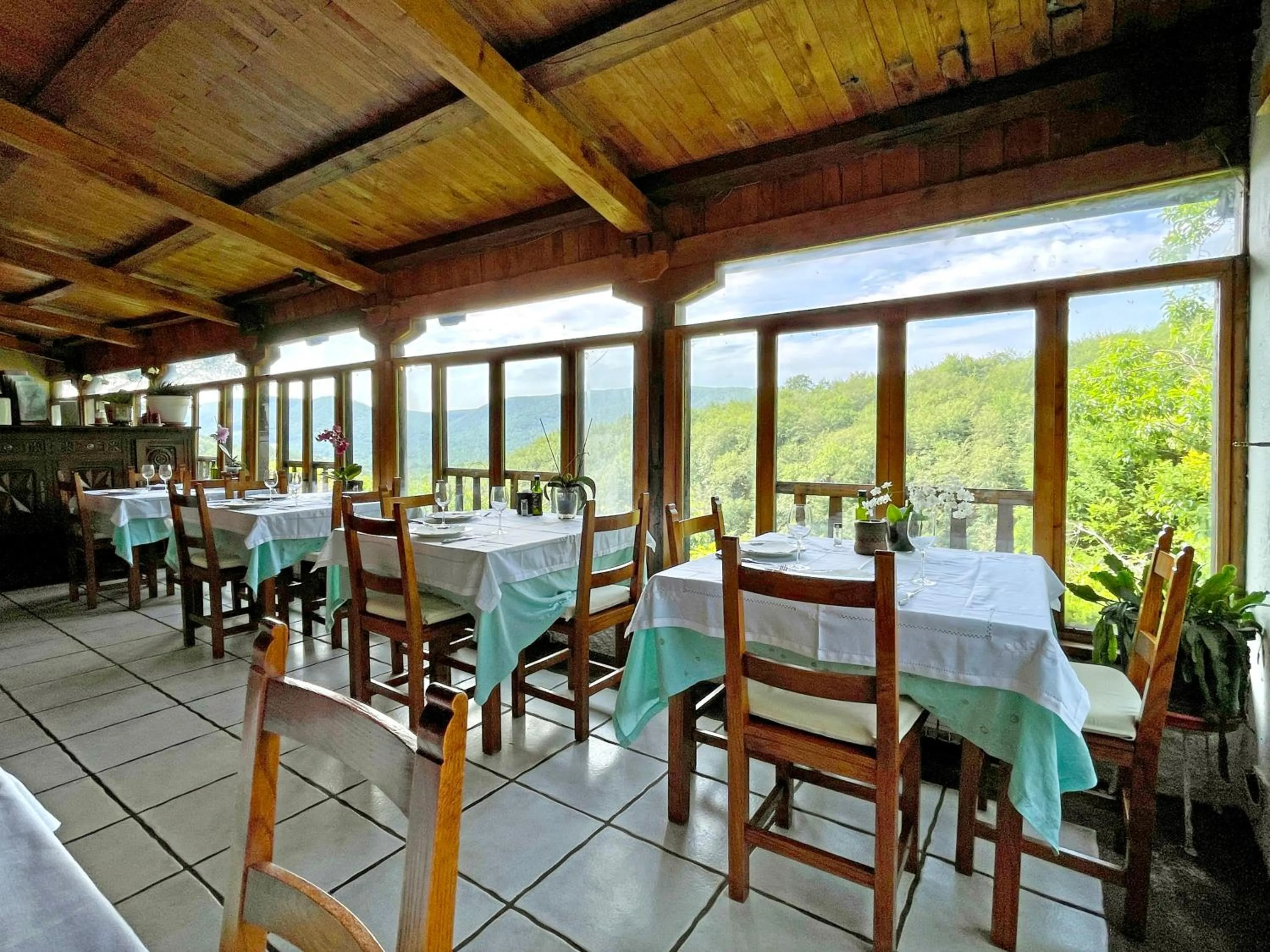 Restaurant/places to eat in Hotel Peruskenea