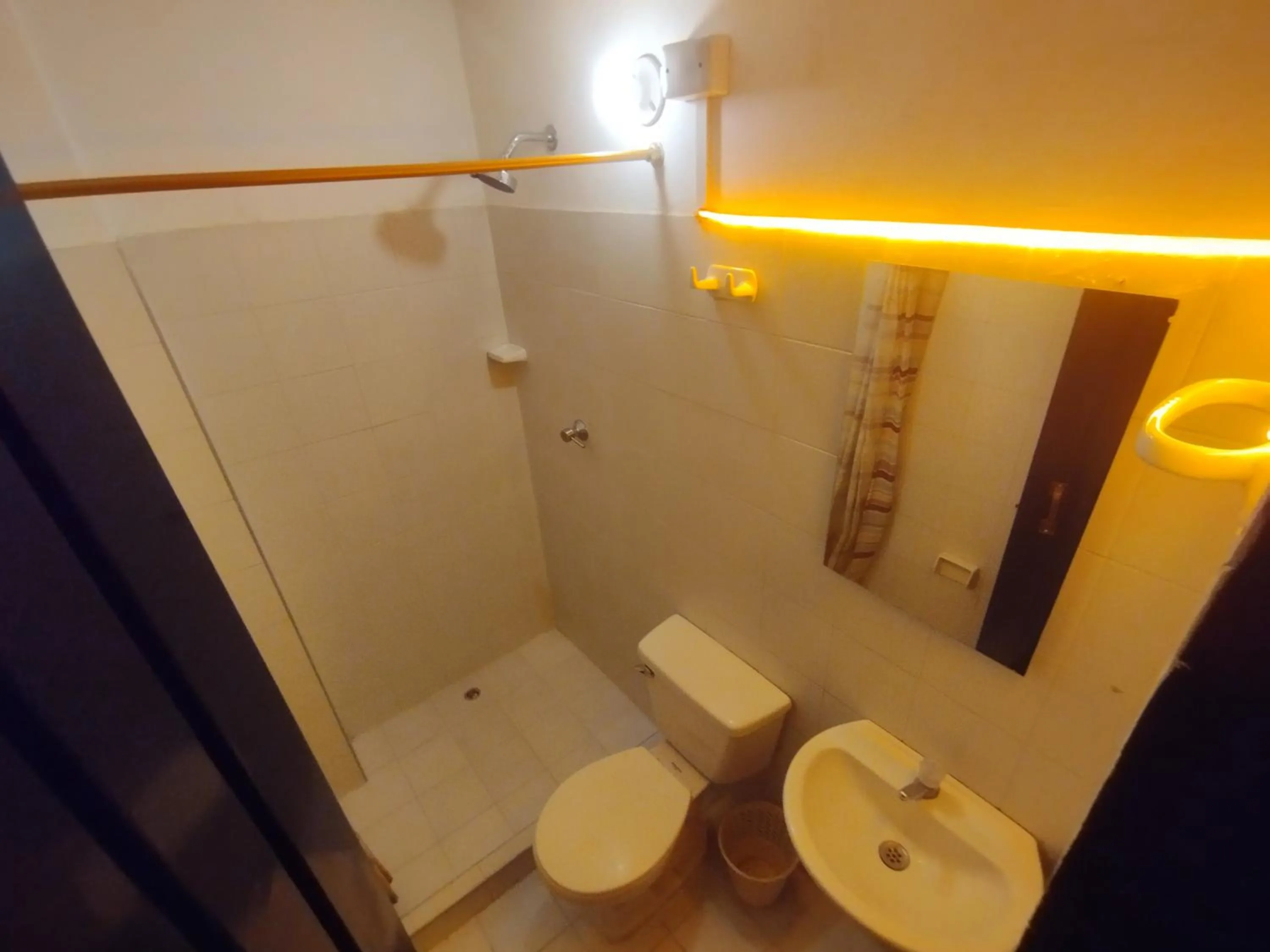 Shower in Hotel Grand ilama