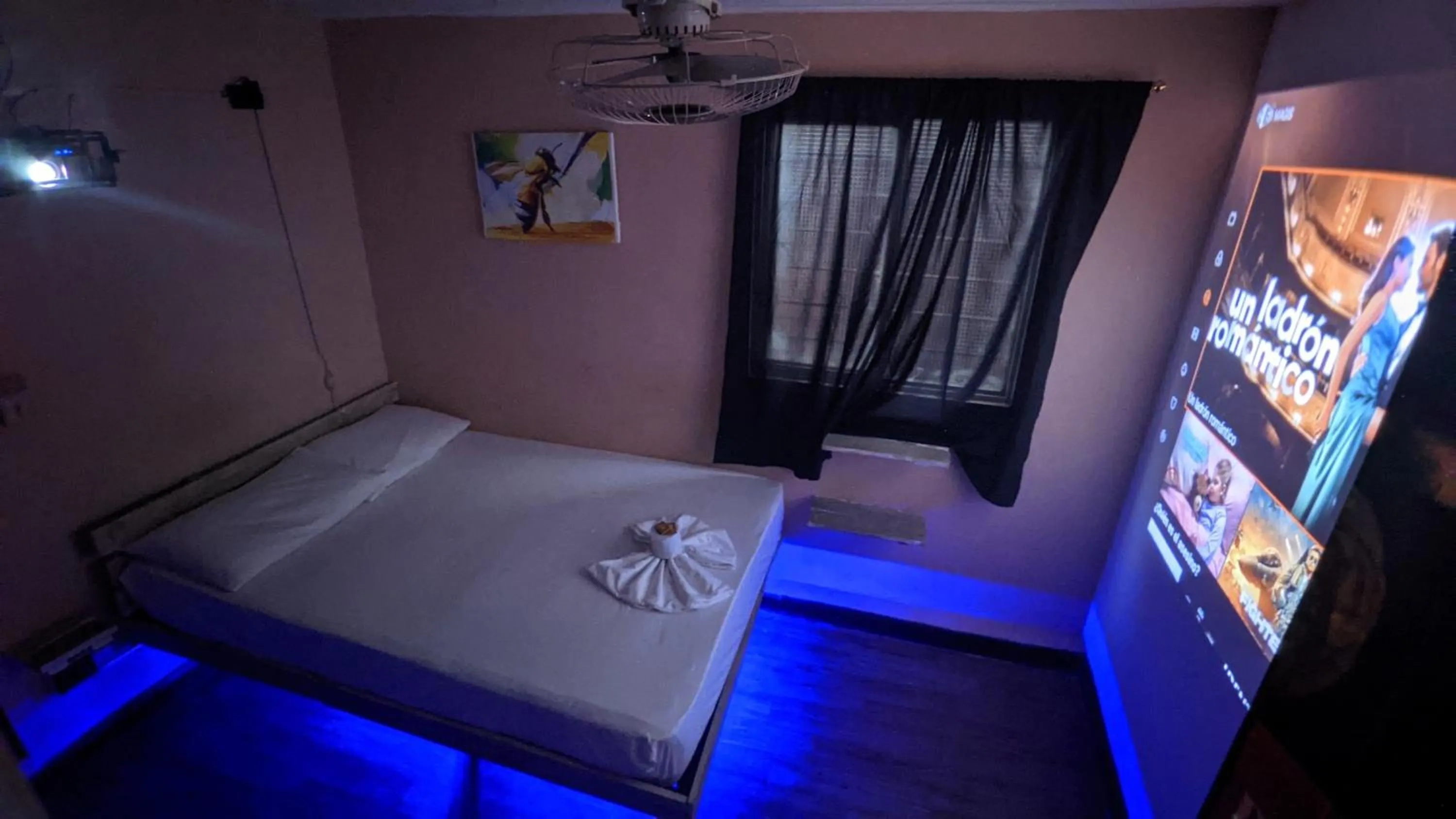 Communal lounge/ TV room in Hotel Grand ilama