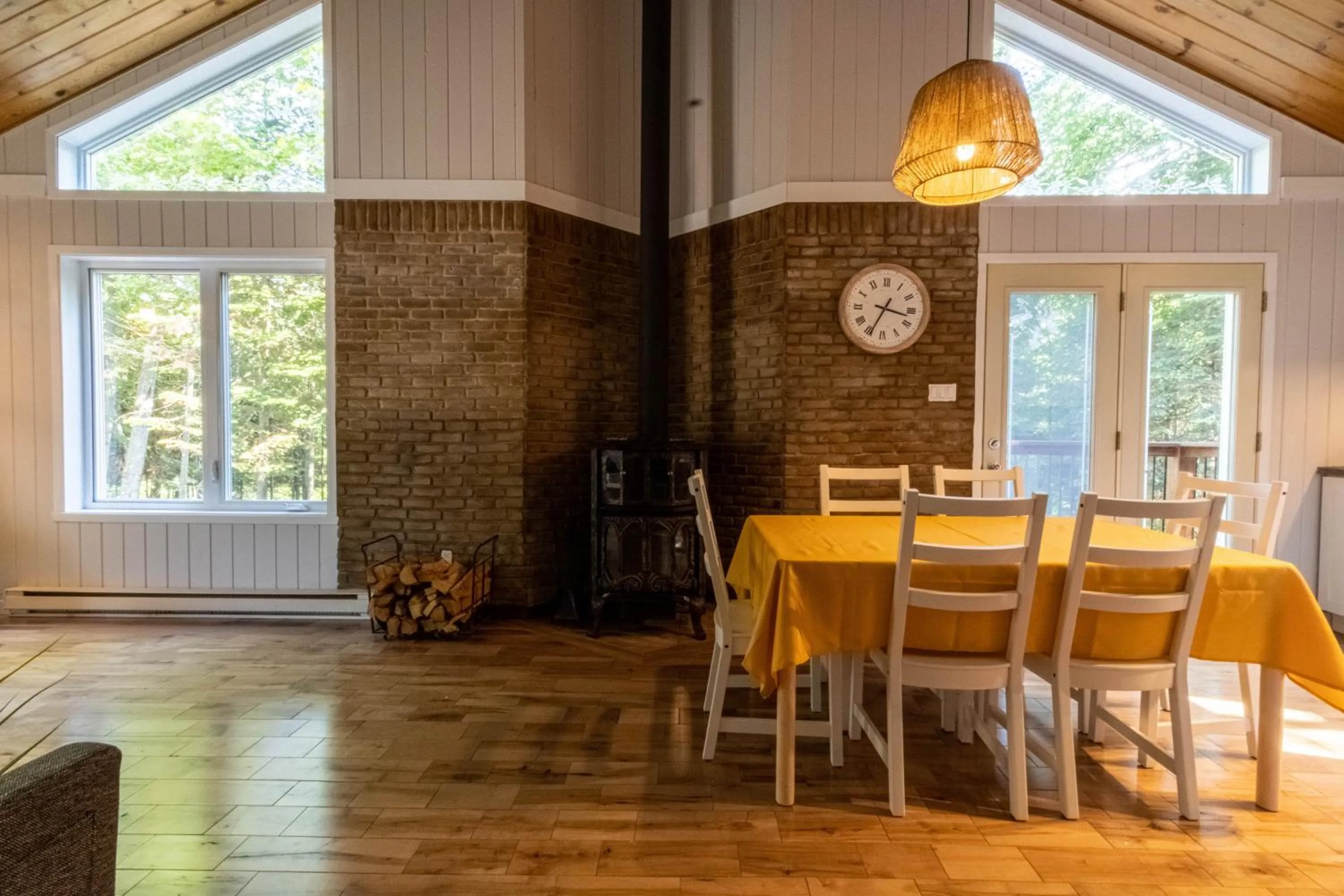 Dining area in Les Chalets Tourisma - Chalet dans les bois avec lac privé - Le Colibri