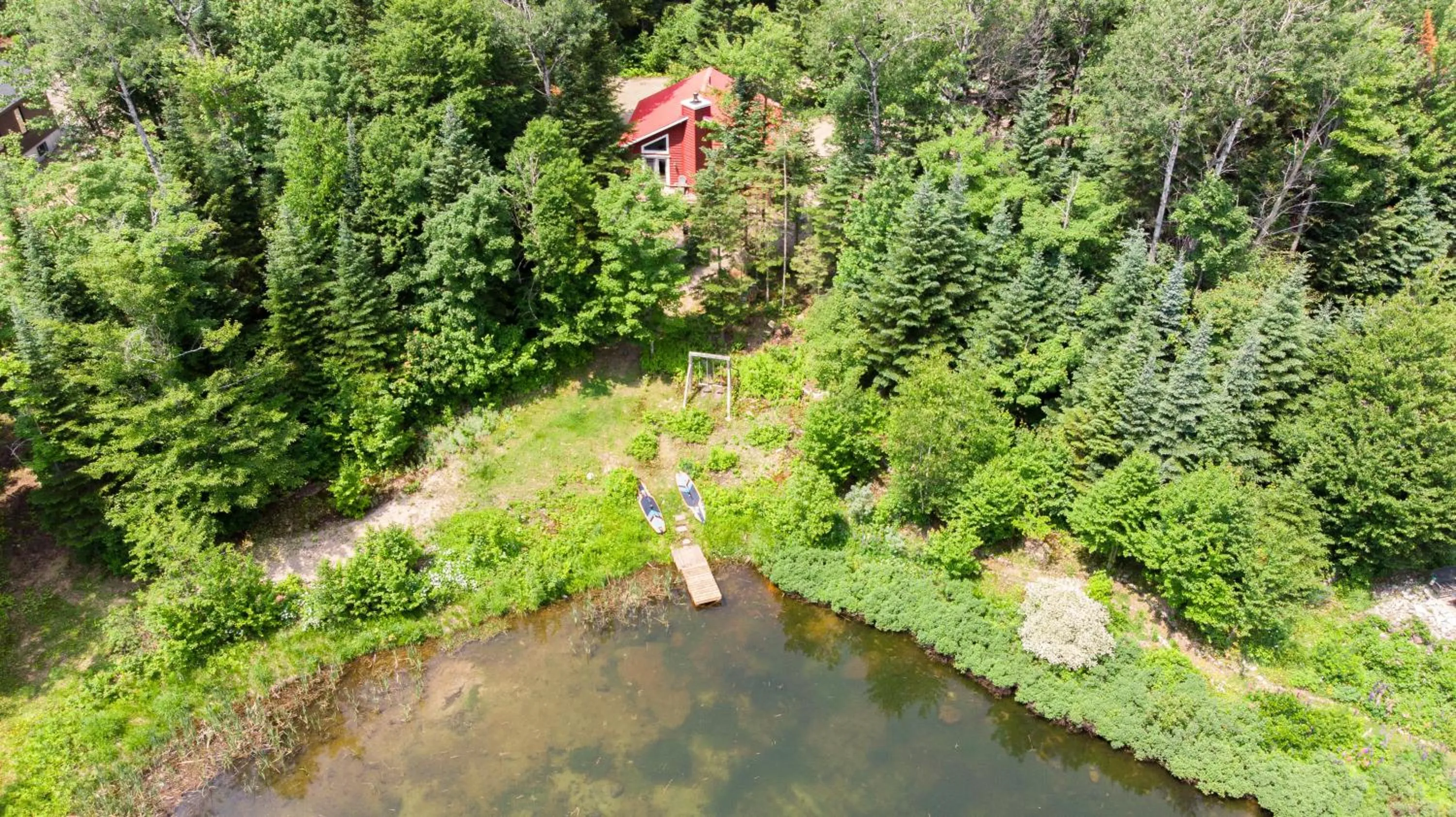 Natural landscape in Les Chalets Tourisma - Chalet dans les bois avec lac privé - Le Colibri