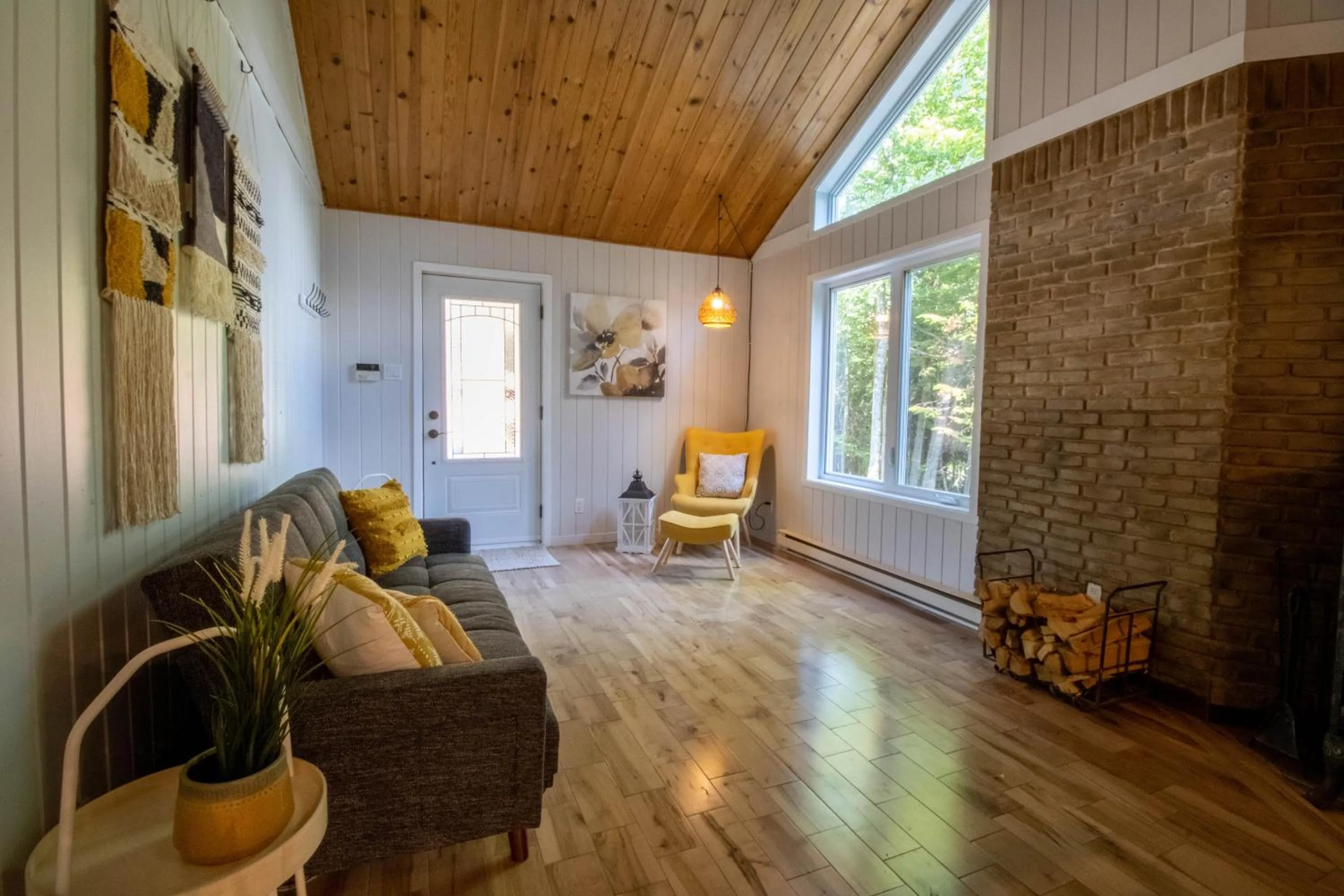 Living room in Les Chalets Tourisma - Chalet dans les bois avec lac privé - Le Colibri