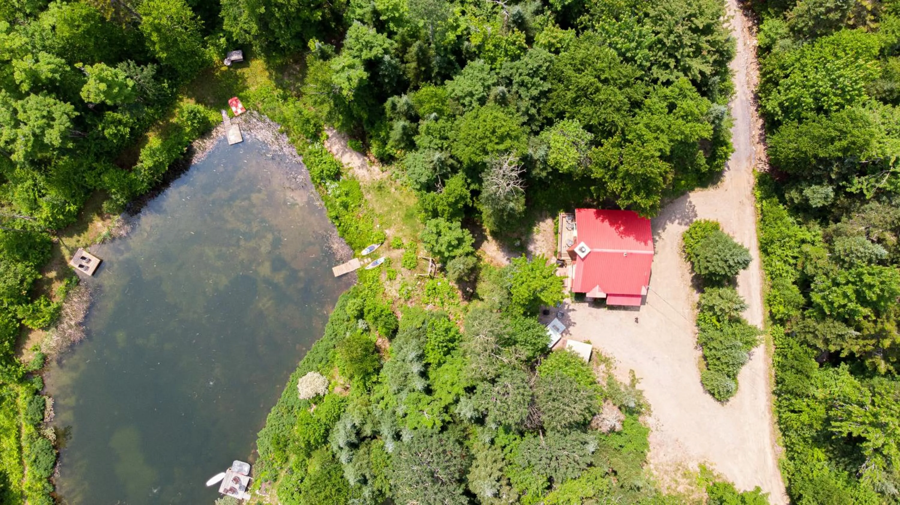 Natural landscape in Les Chalets Tourisma - Chalet dans les bois avec lac privé - Le Colibri