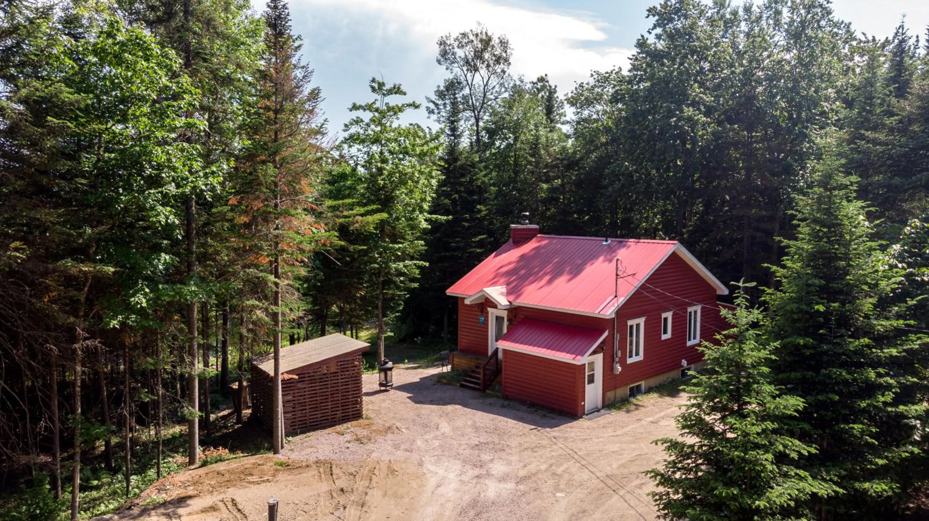 Property building in Les Chalets Tourisma - Chalet dans les bois avec lac privé - Le Colibri