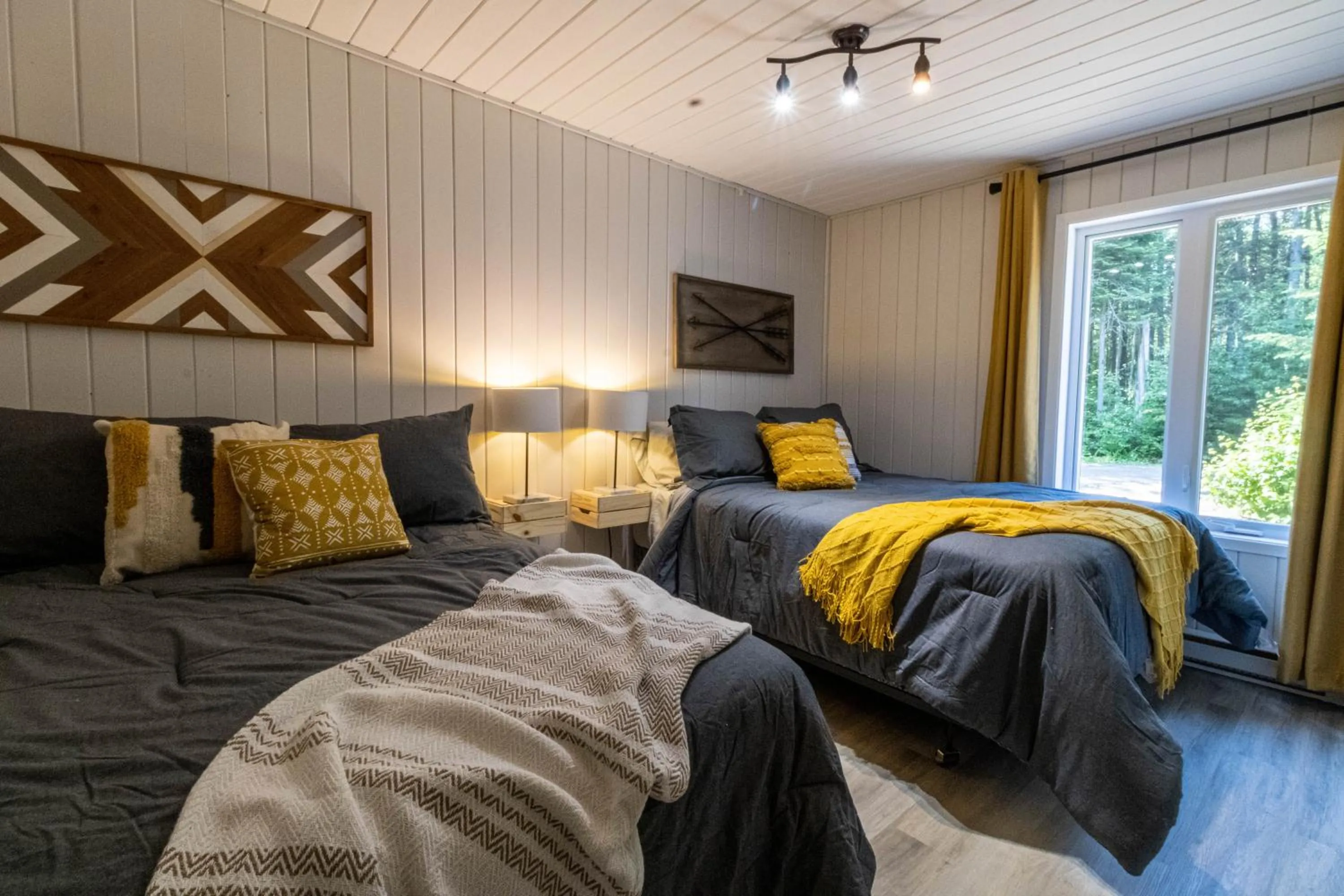 Bedroom, Bed in Les Chalets Tourisma - Chalet dans les bois avec lac privé - Le Colibri