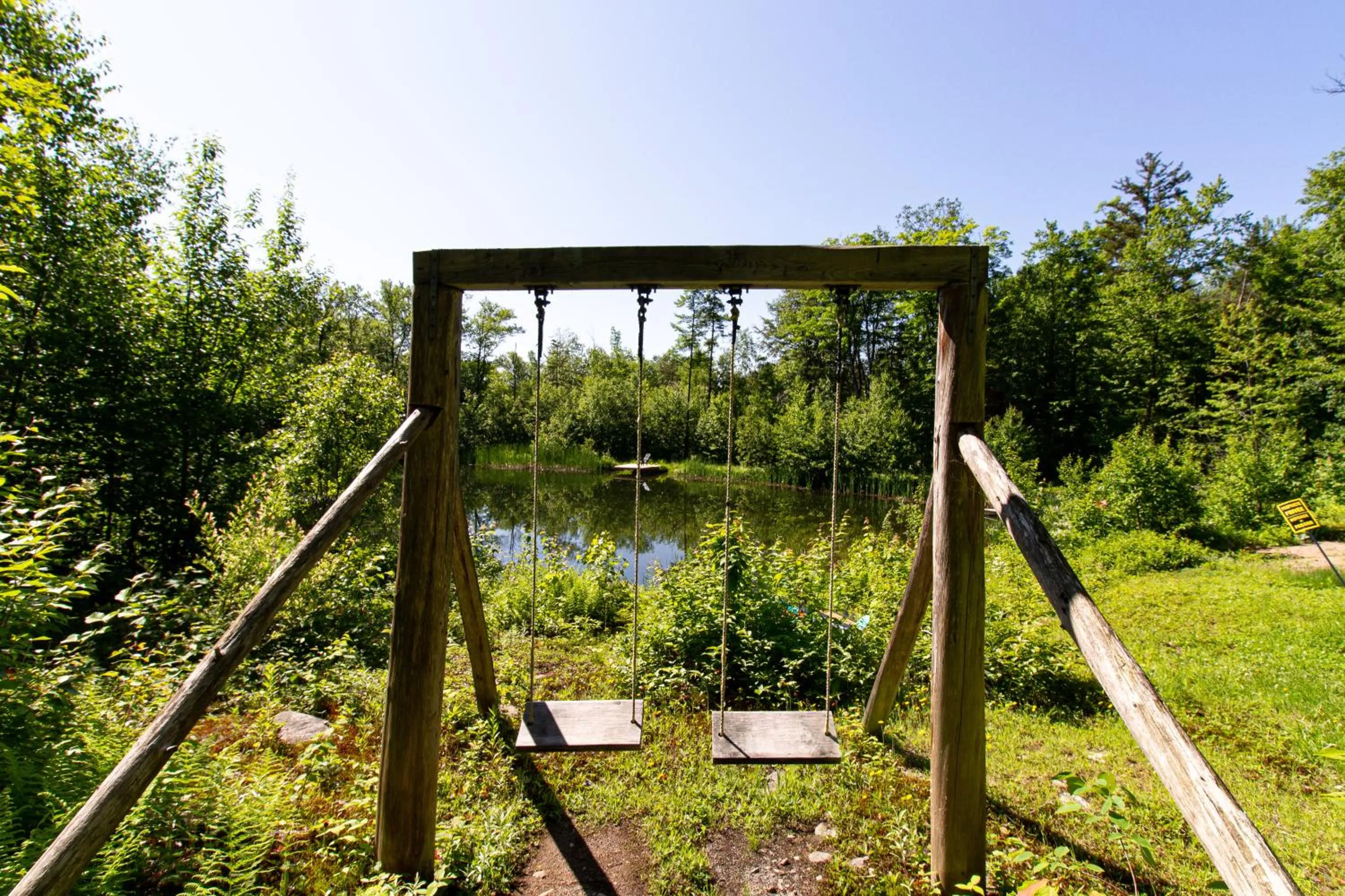 Natural landscape in Les Chalets Tourisma - Chalet dans les bois avec lac privé - Le Colibri
