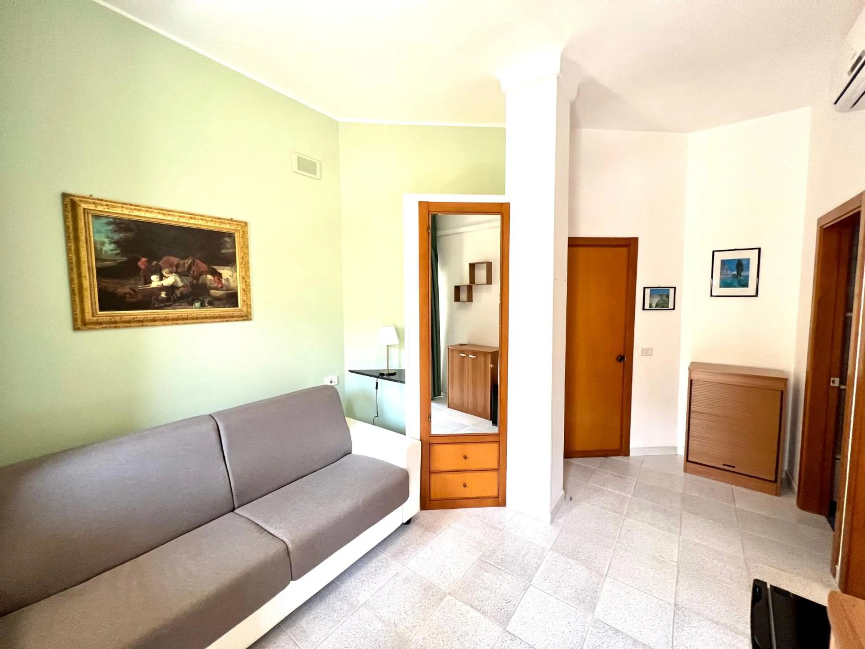 children in Hotel Minerva