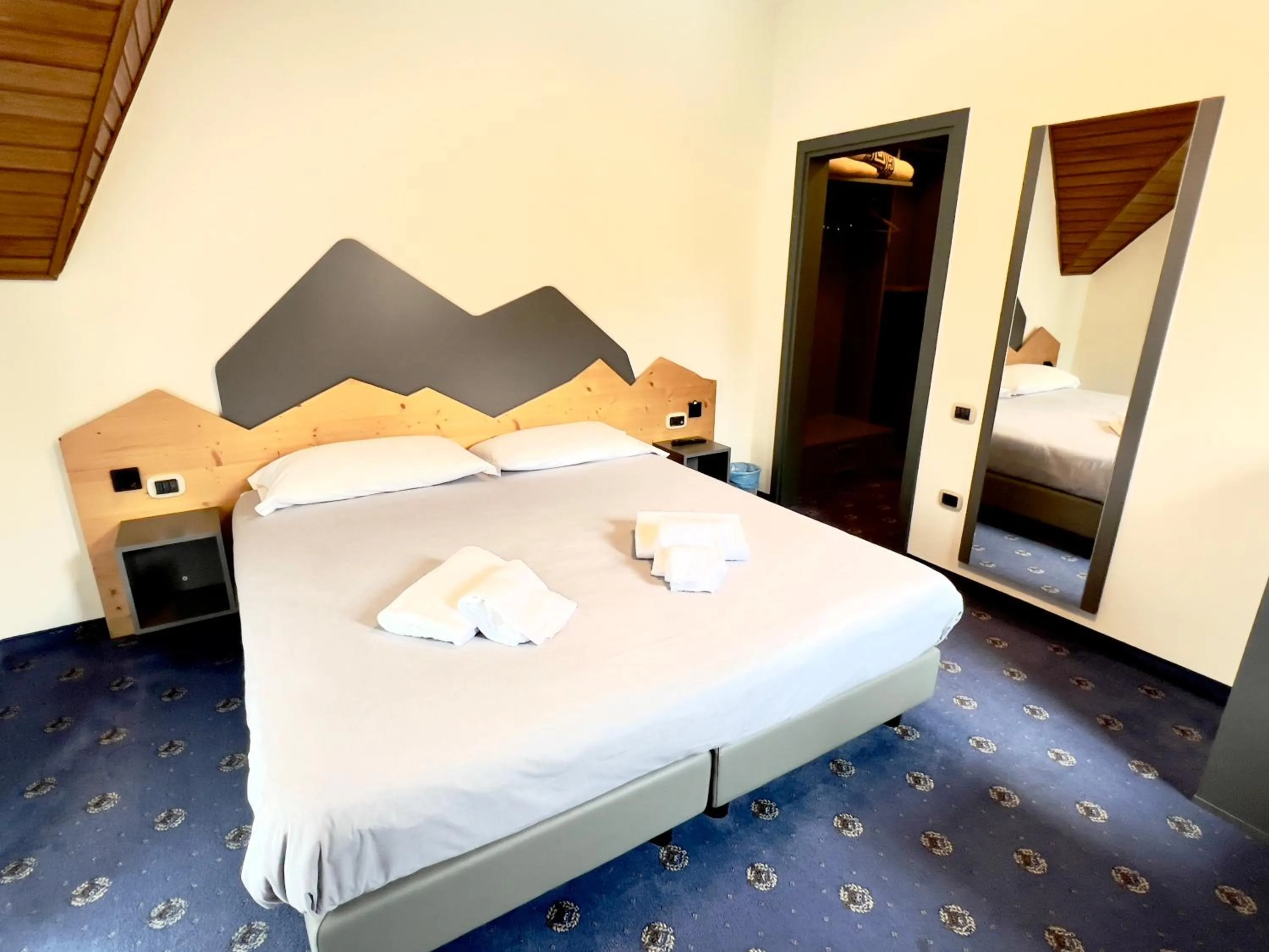 Shower, Bed in Hotel Regina del Bosco