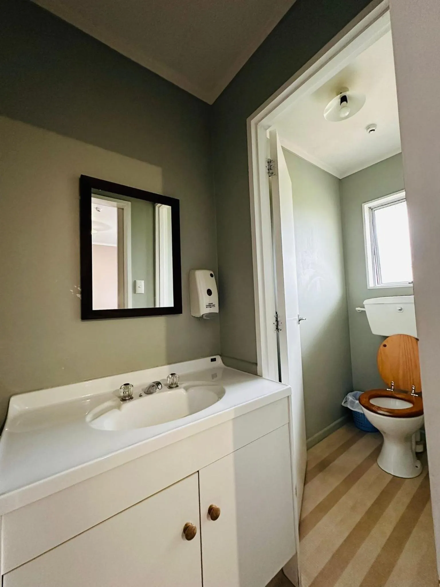 Shower in The Crossing Lodge & Backpackers