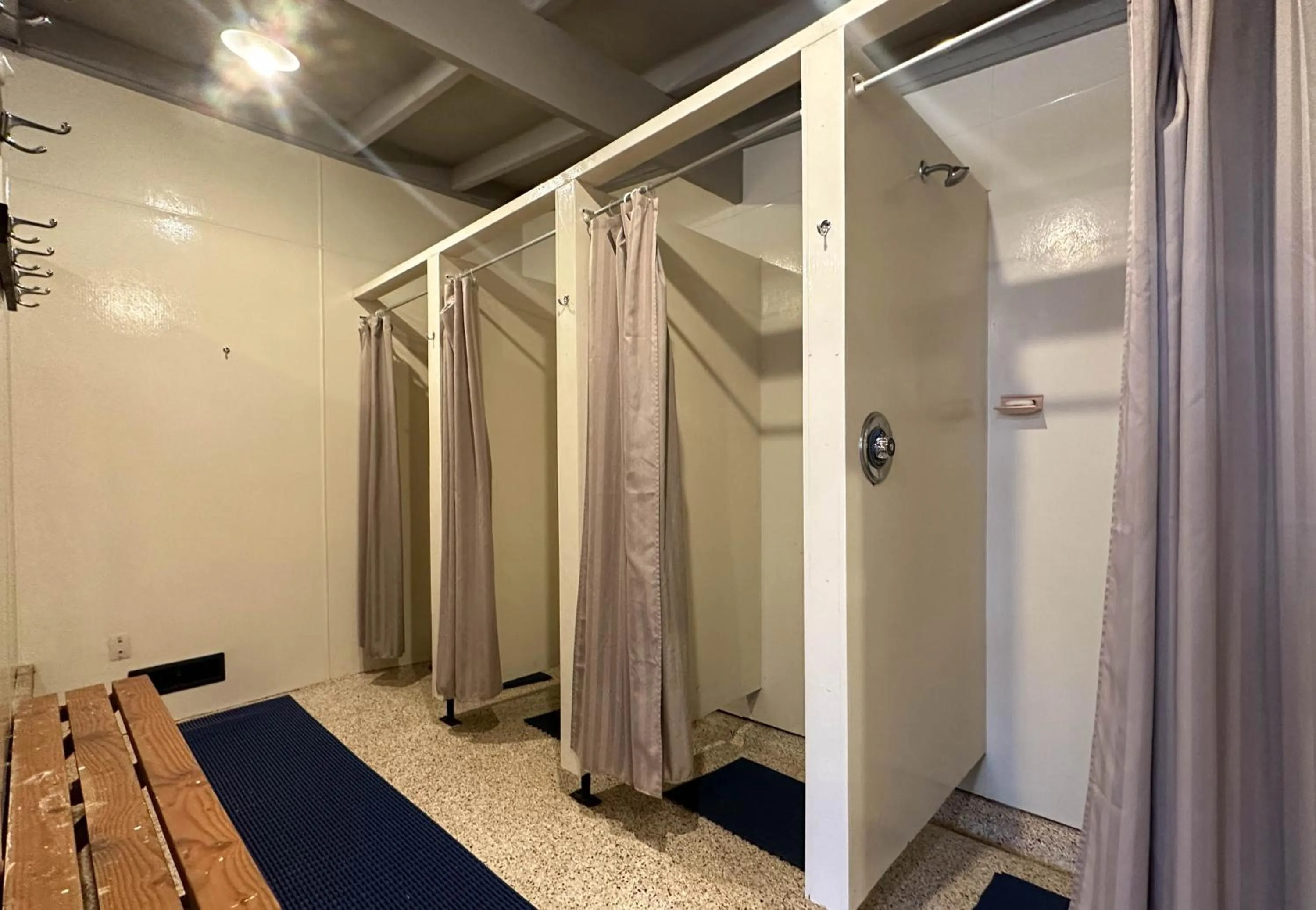 Shower in The Crossing Lodge & Backpackers