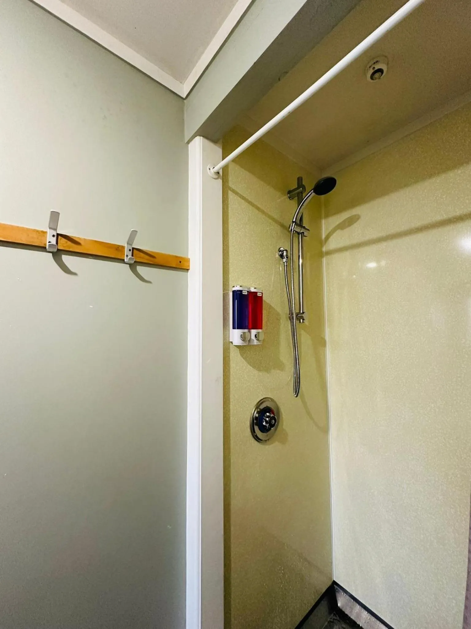 Shower in The Crossing Lodge & Backpackers