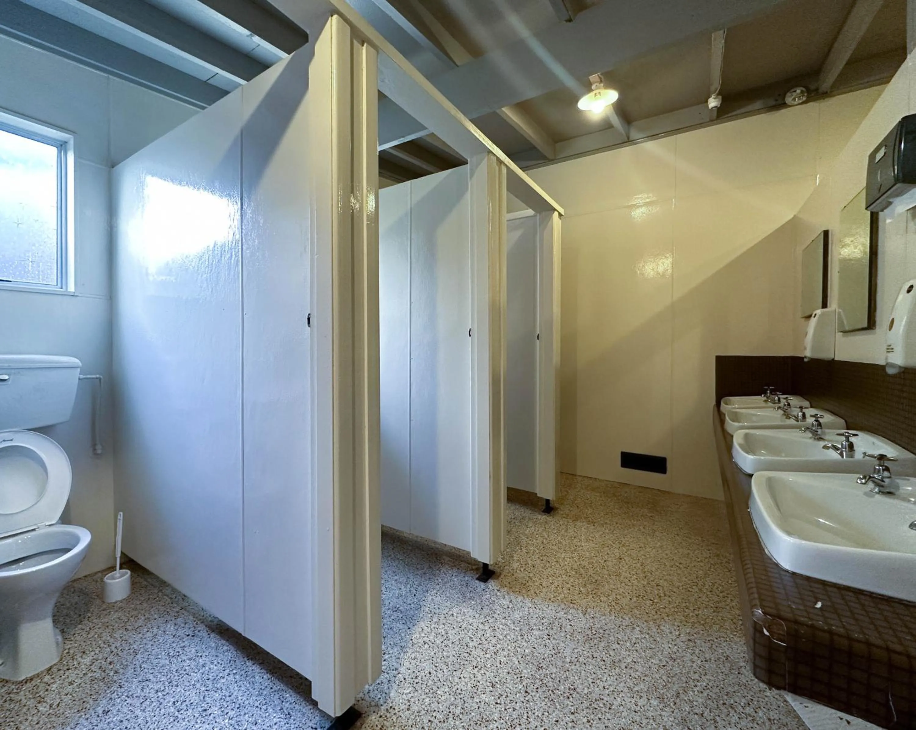 Toilet in The Crossing Lodge & Backpackers