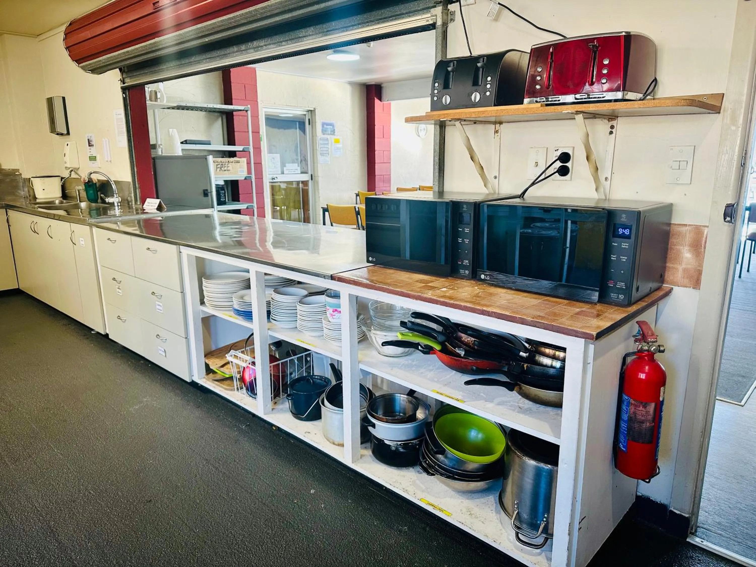 Kitchen or kitchenette in The Crossing Lodge & Backpackers