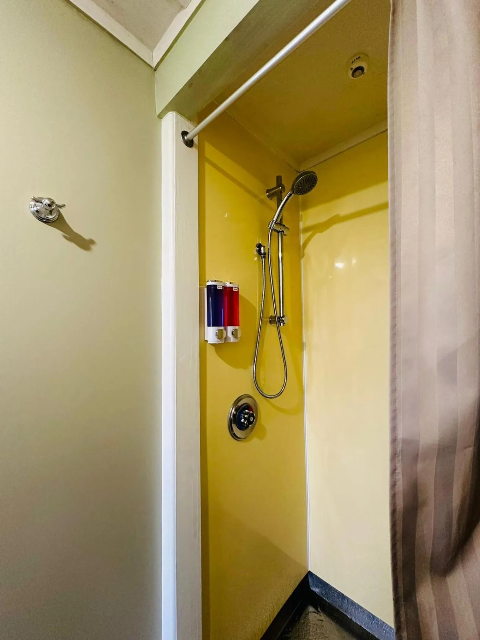 Shower in The Crossing Lodge & Backpackers