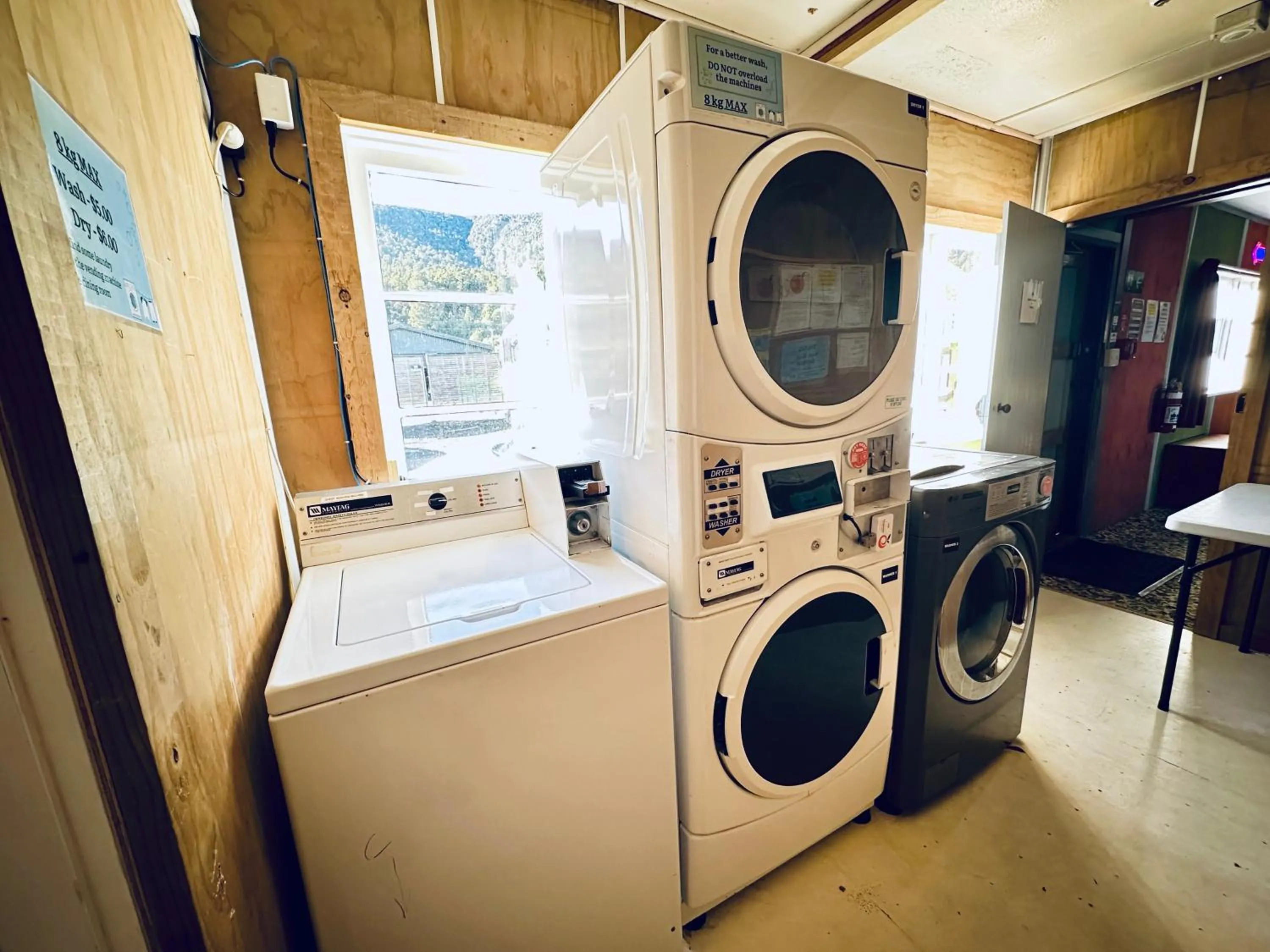 washing machine in The Crossing Lodge & Backpackers