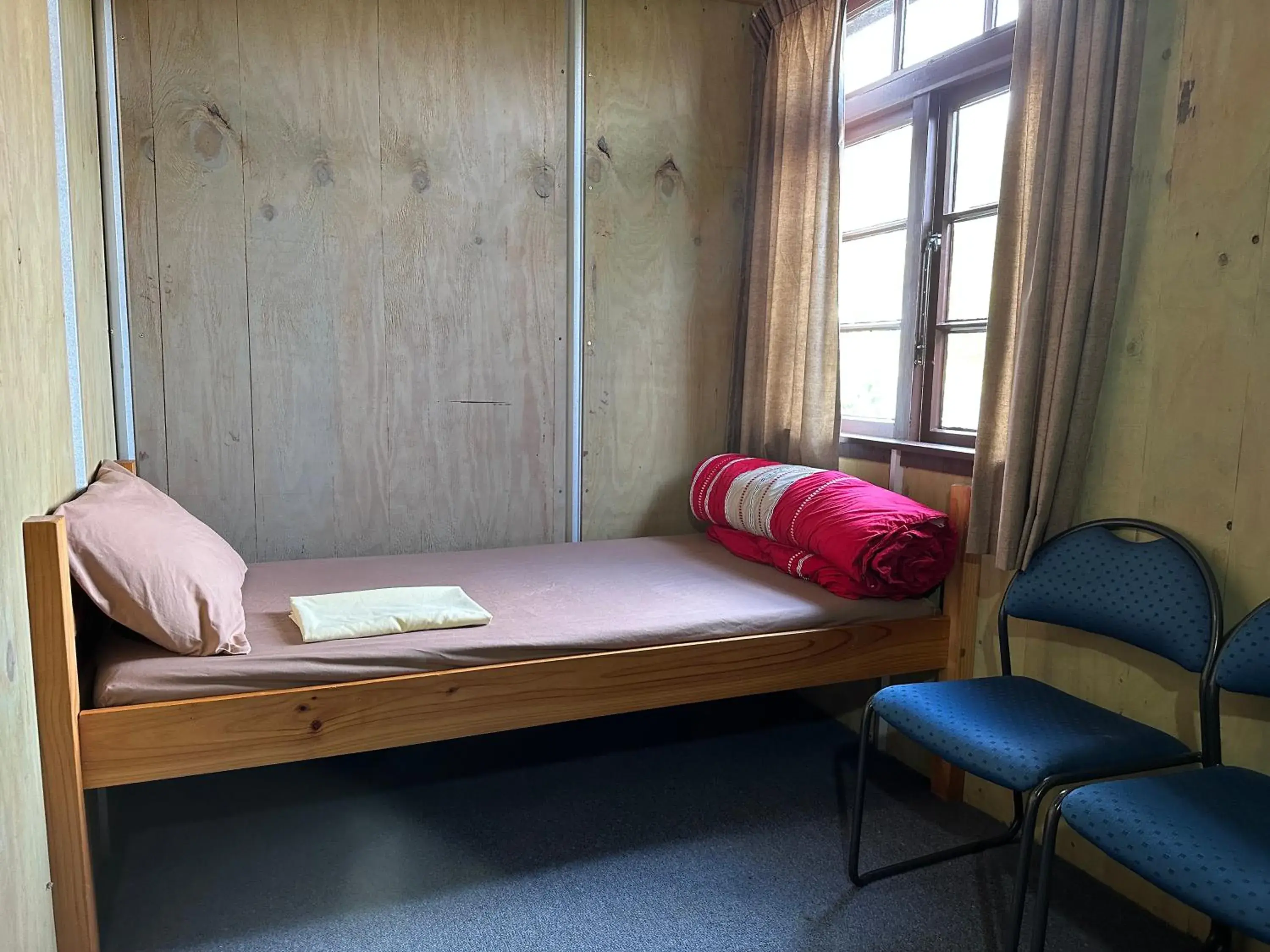 Budget Triple Room in The Crossing Lodge & Backpackers Budget Triple Room in The Crossing Lodge & Backpackers