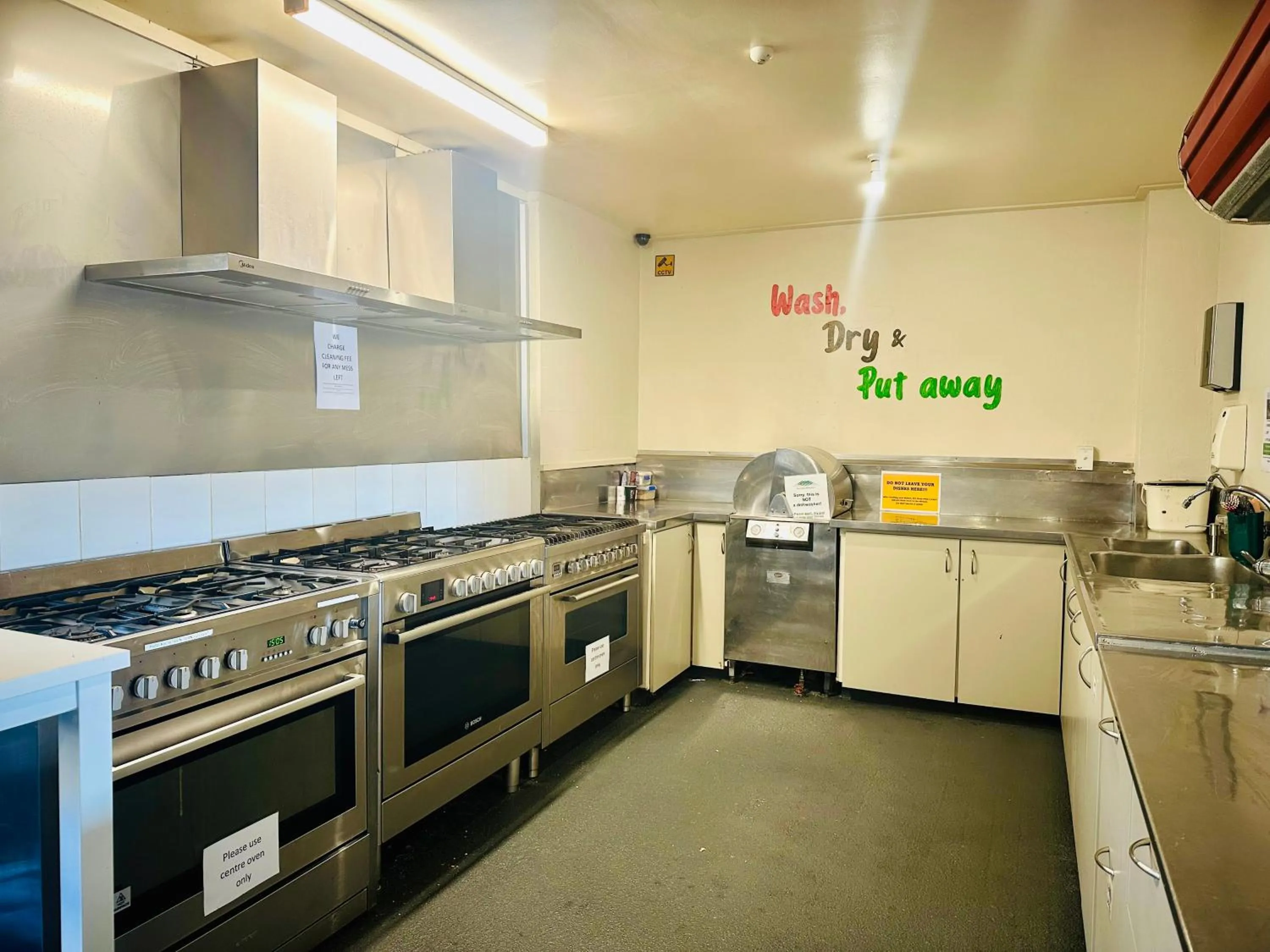 Kitchen or kitchenette in The Crossing Lodge & Backpackers