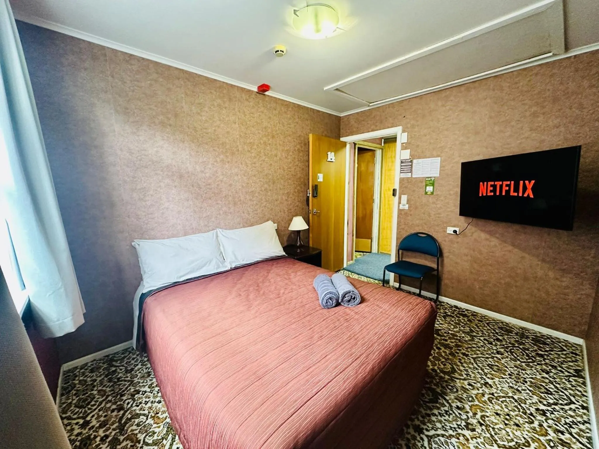 Bedroom, Bed in The Crossing Lodge & Backpackers