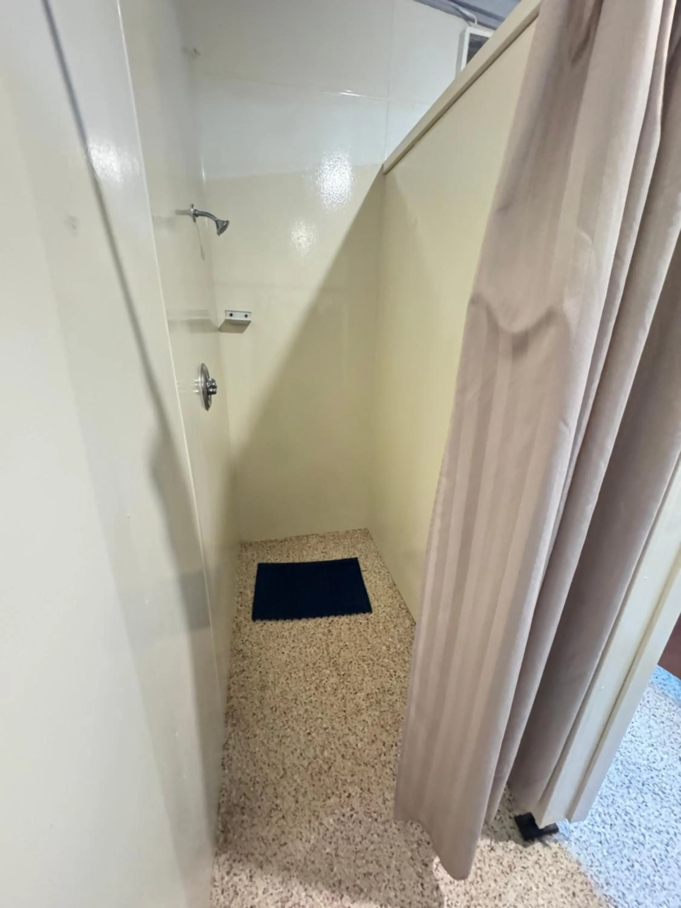 Shower in The Crossing Lodge & Backpackers