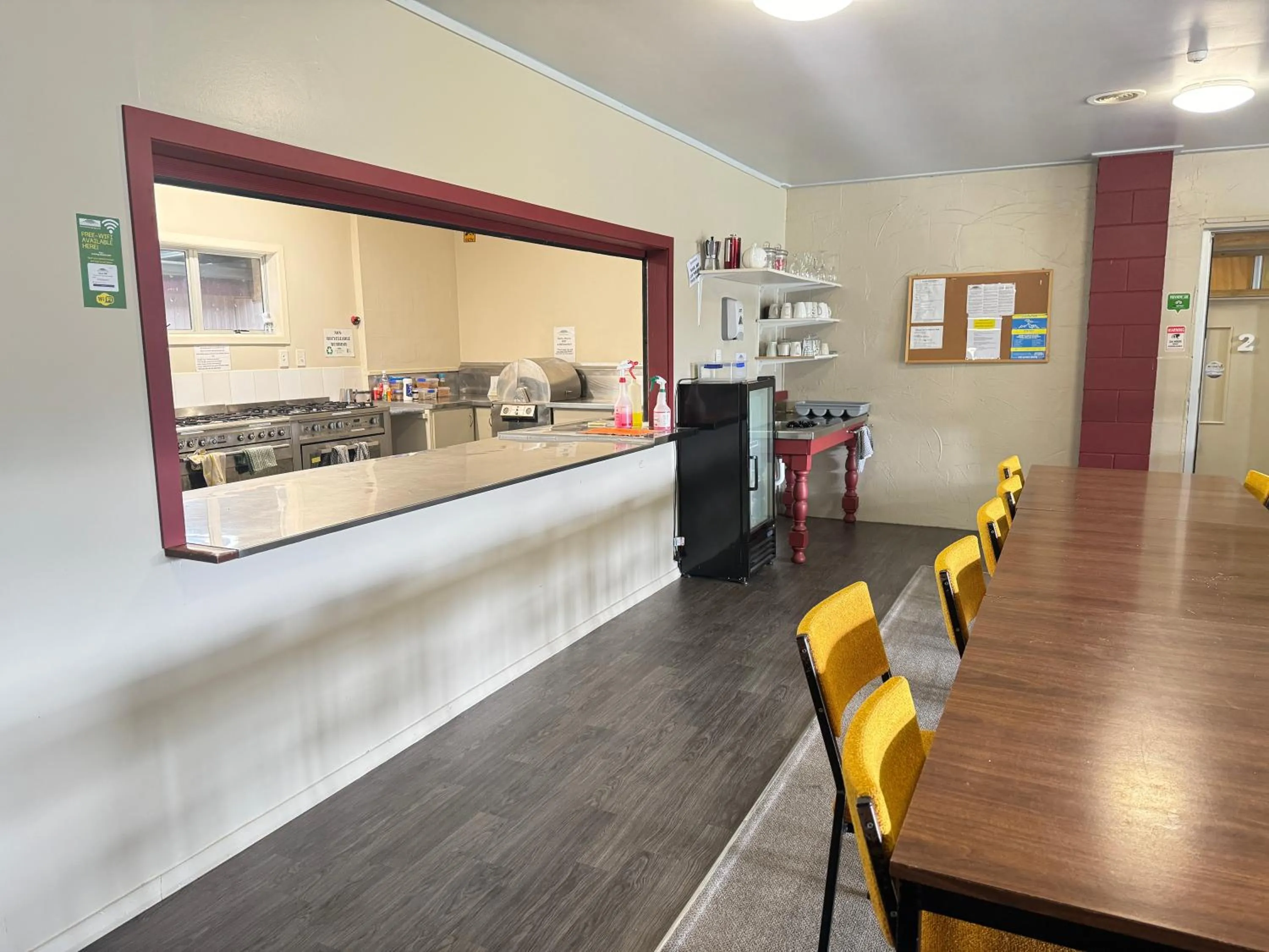 Kitchen or kitchenette in The Crossing Lodge & Backpackers