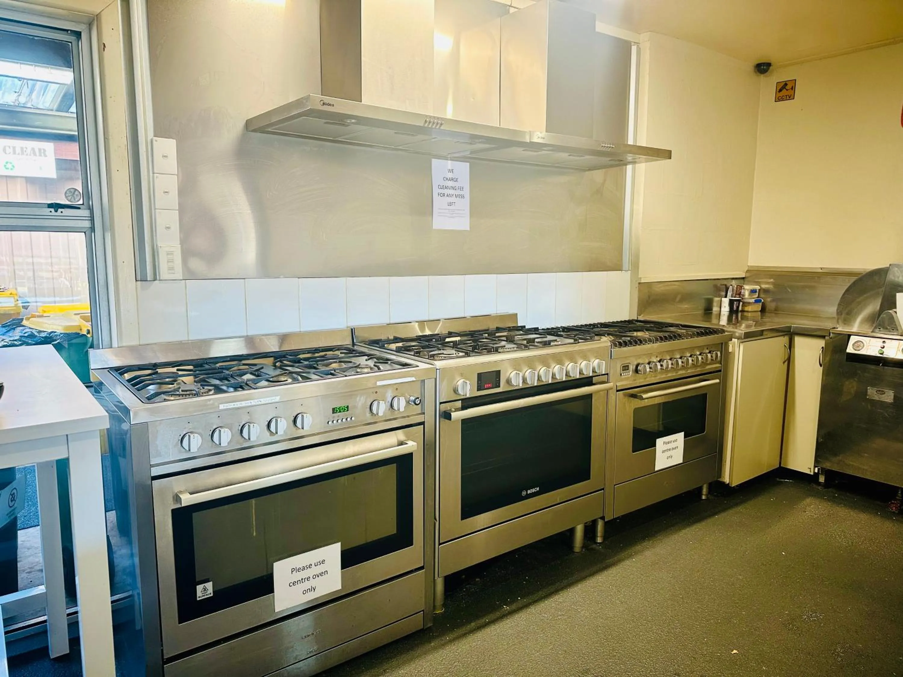 Kitchen or kitchenette in The Crossing Lodge & Backpackers