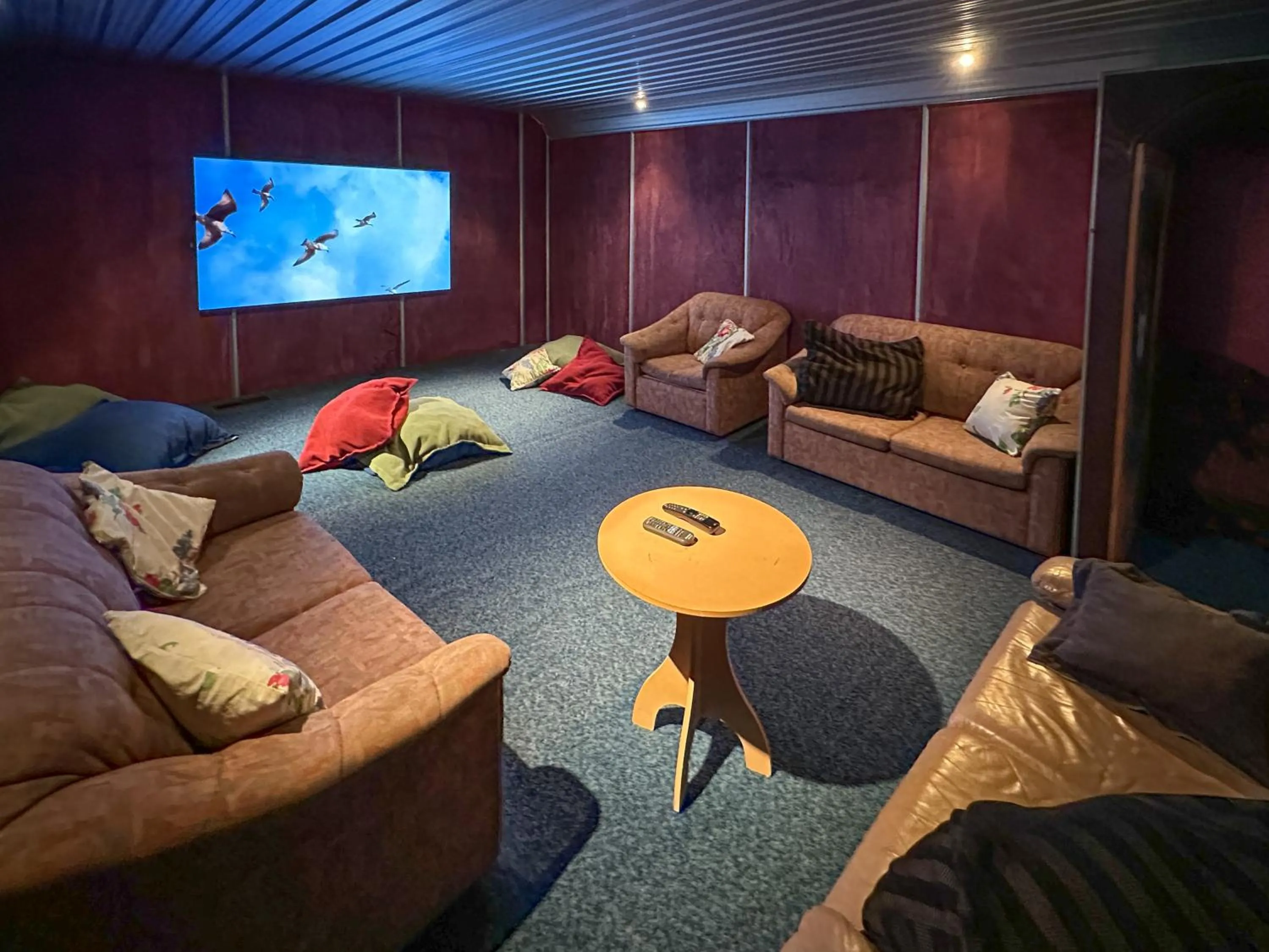 Communal lounge/ TV room in The Crossing Lodge & Backpackers