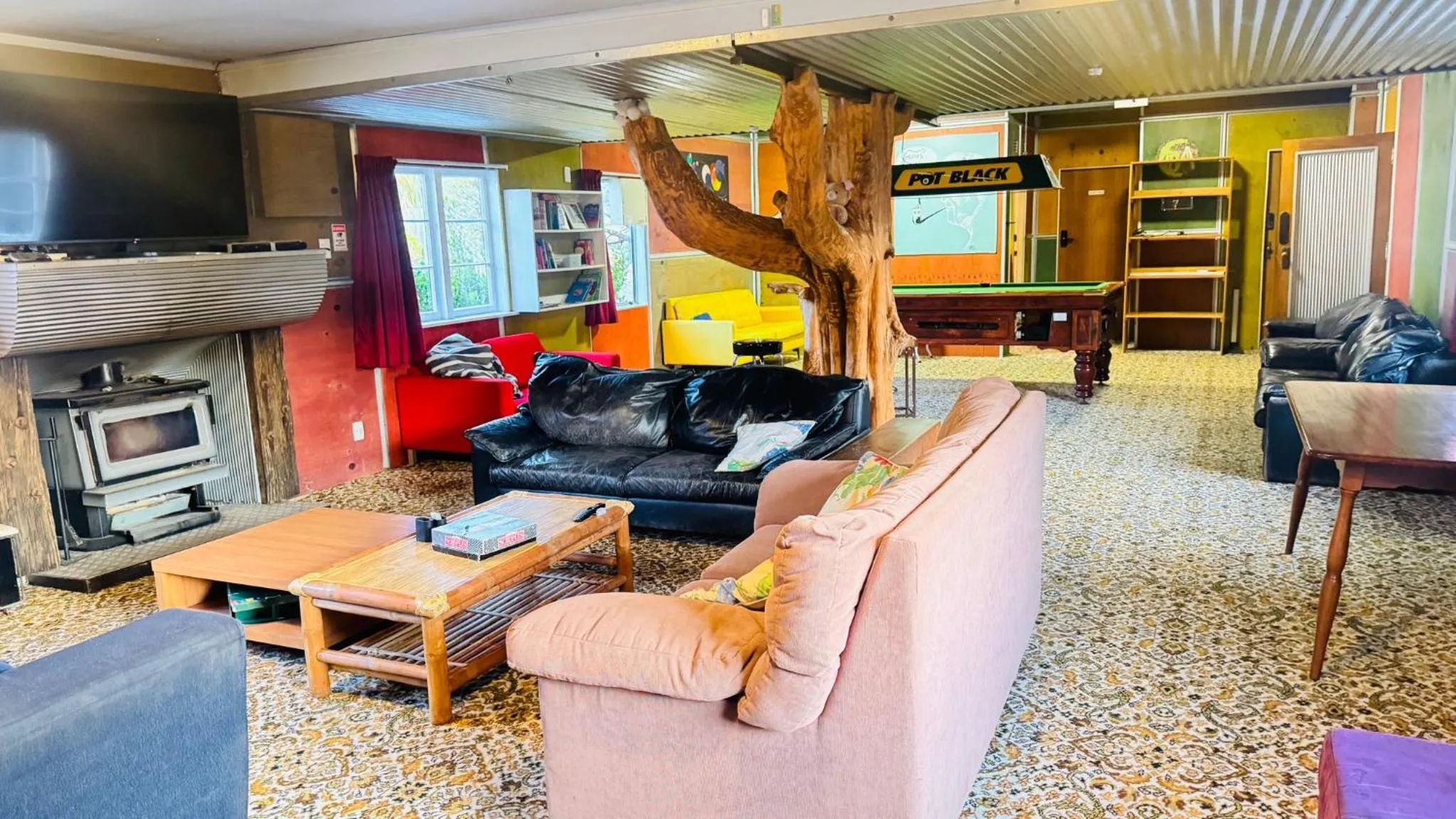 Communal lounge/ TV room in The Crossing Lodge & Backpackers