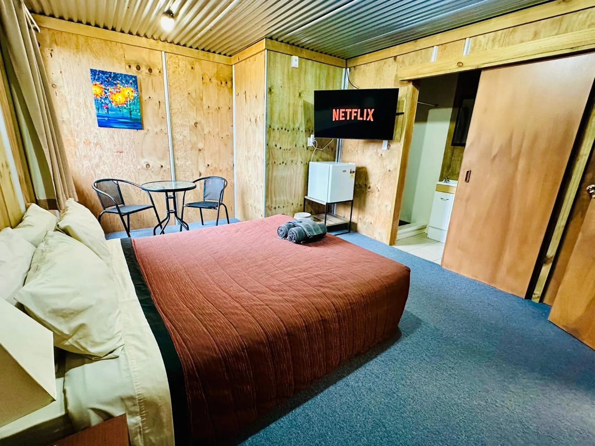 Photo of the whole room, Bed in The Crossing Lodge & Backpackers