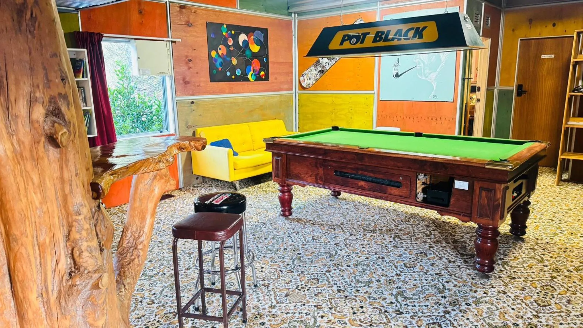 Communal lounge/ TV room in The Crossing Lodge & Backpackers