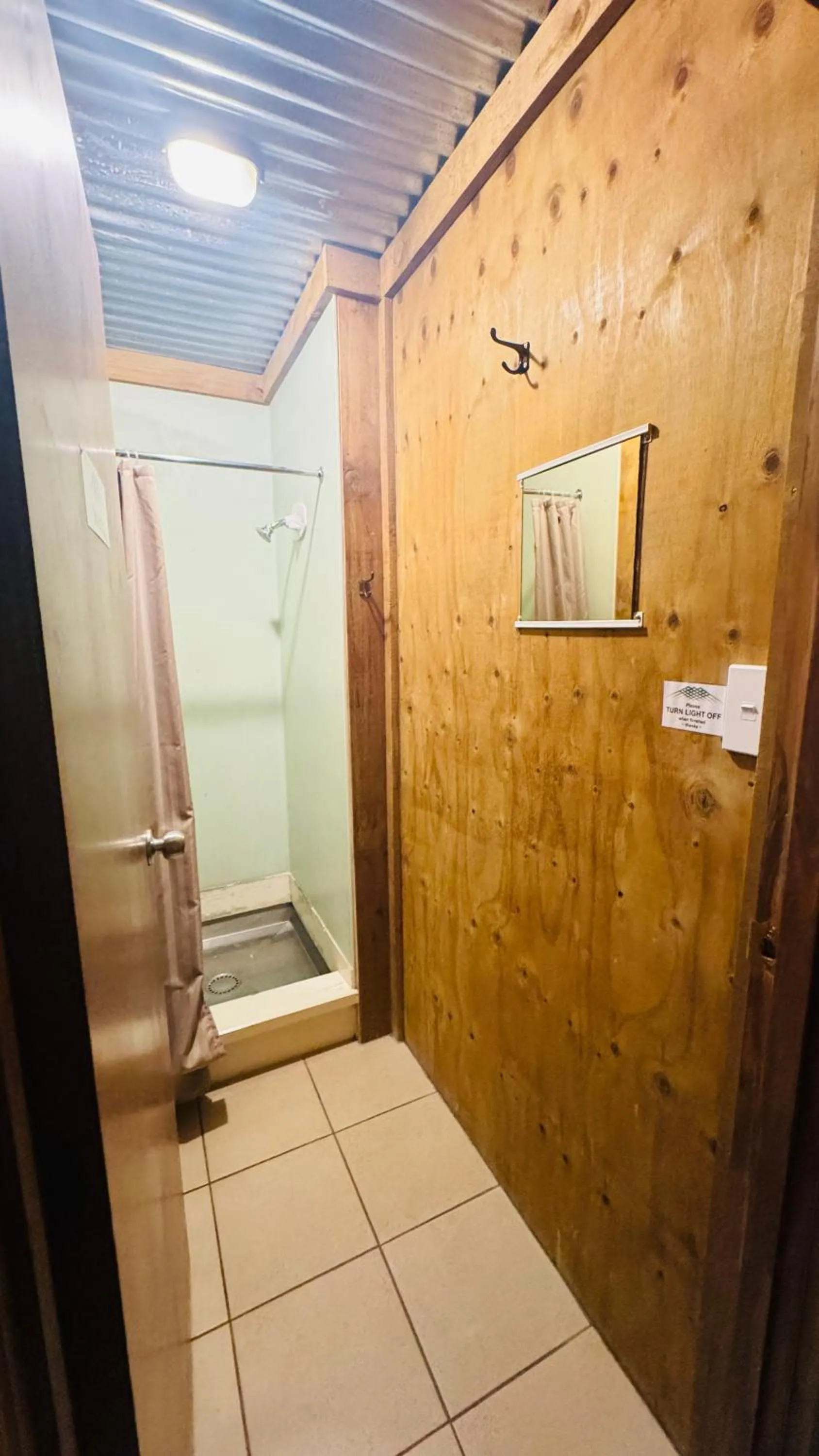 Shower in The Crossing Lodge & Backpackers