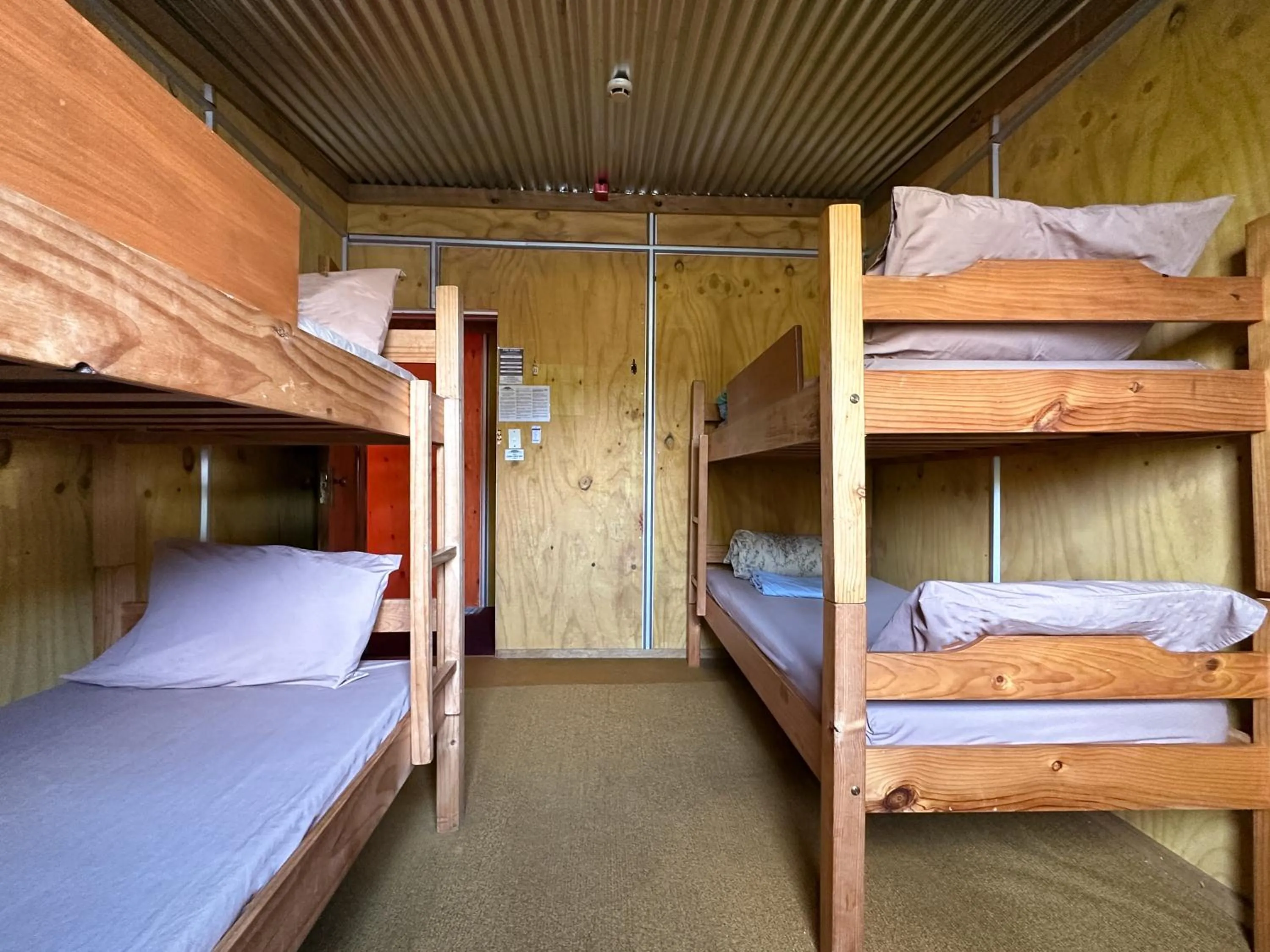 Shower, Bed in The Crossing Lodge & Backpackers