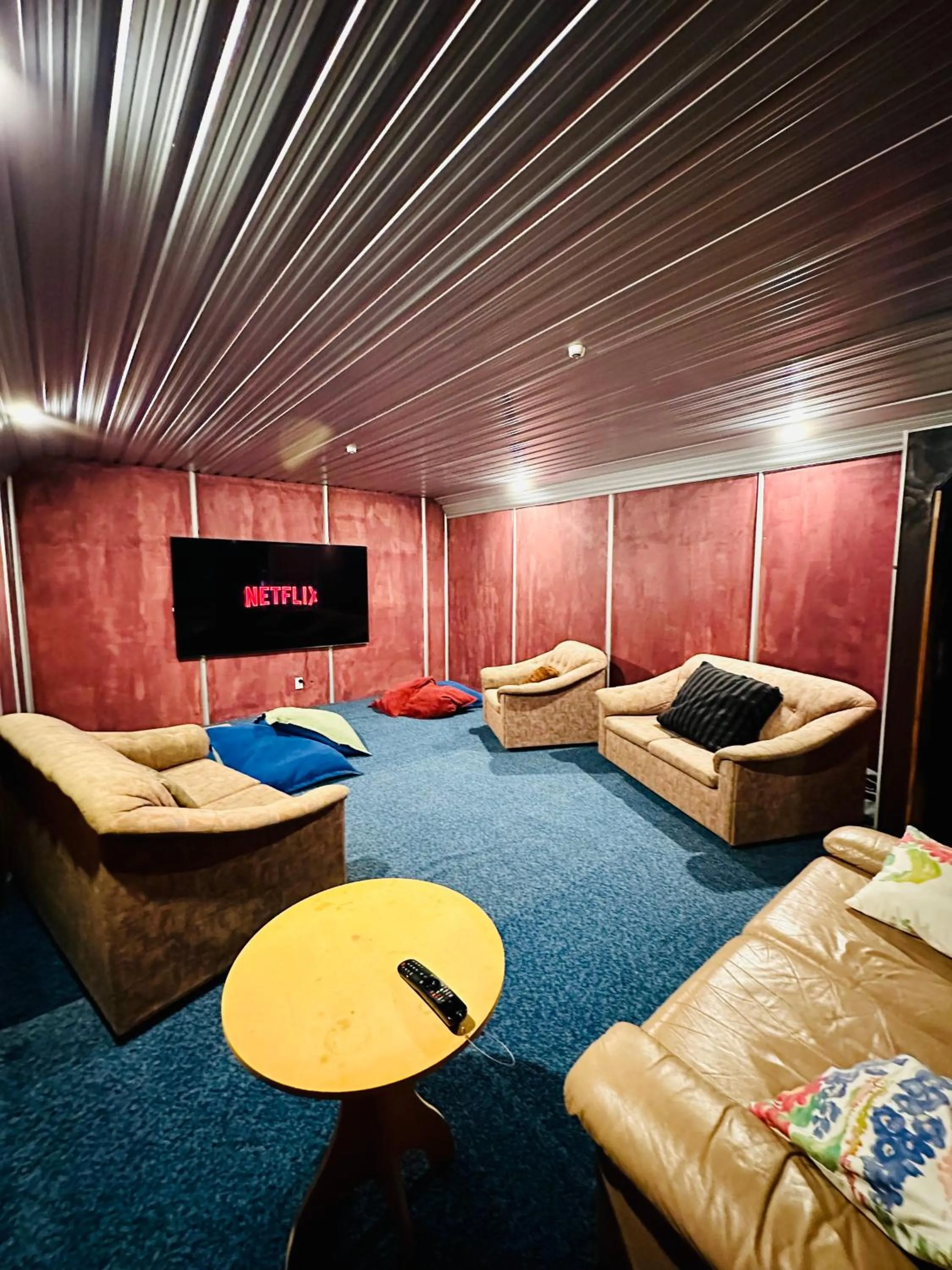 TV and multimedia in The Crossing Lodge & Backpackers